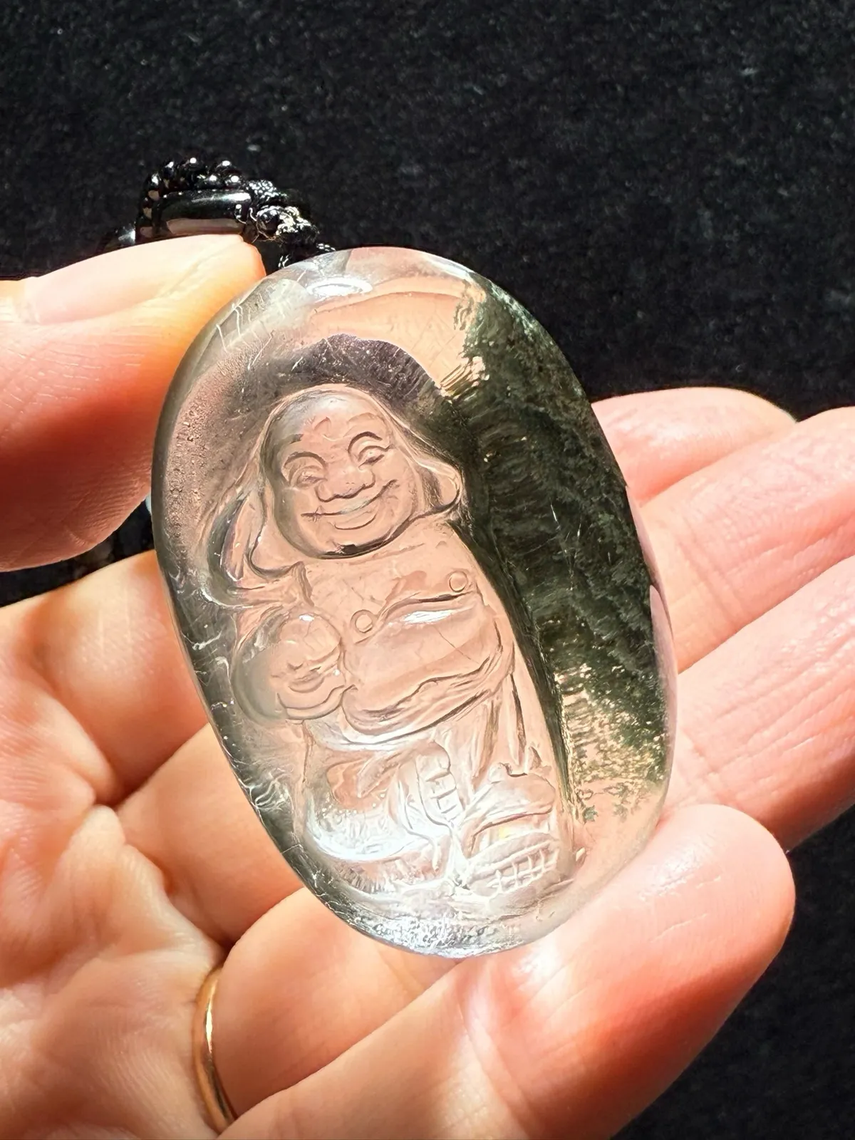 全美大货，天然绿幽灵笑佛挂件，全身站佛，全净无瑕，带发丝，珍藏款，规格：44.3*30.7*18.5