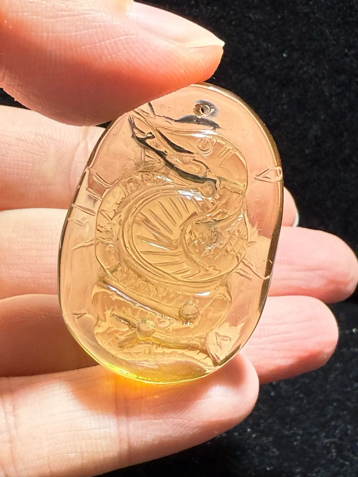 天然黄水晶蛇吊坠，黄水晶生肖蛇吊坠，造型饱满，颜色漂亮，大师雕刻，活灵活现，栩栩如生！黄水晶灵蛇，招财纳福，保佑平安健康  重量20.68克，尺寸40.9*29*12.8mm。