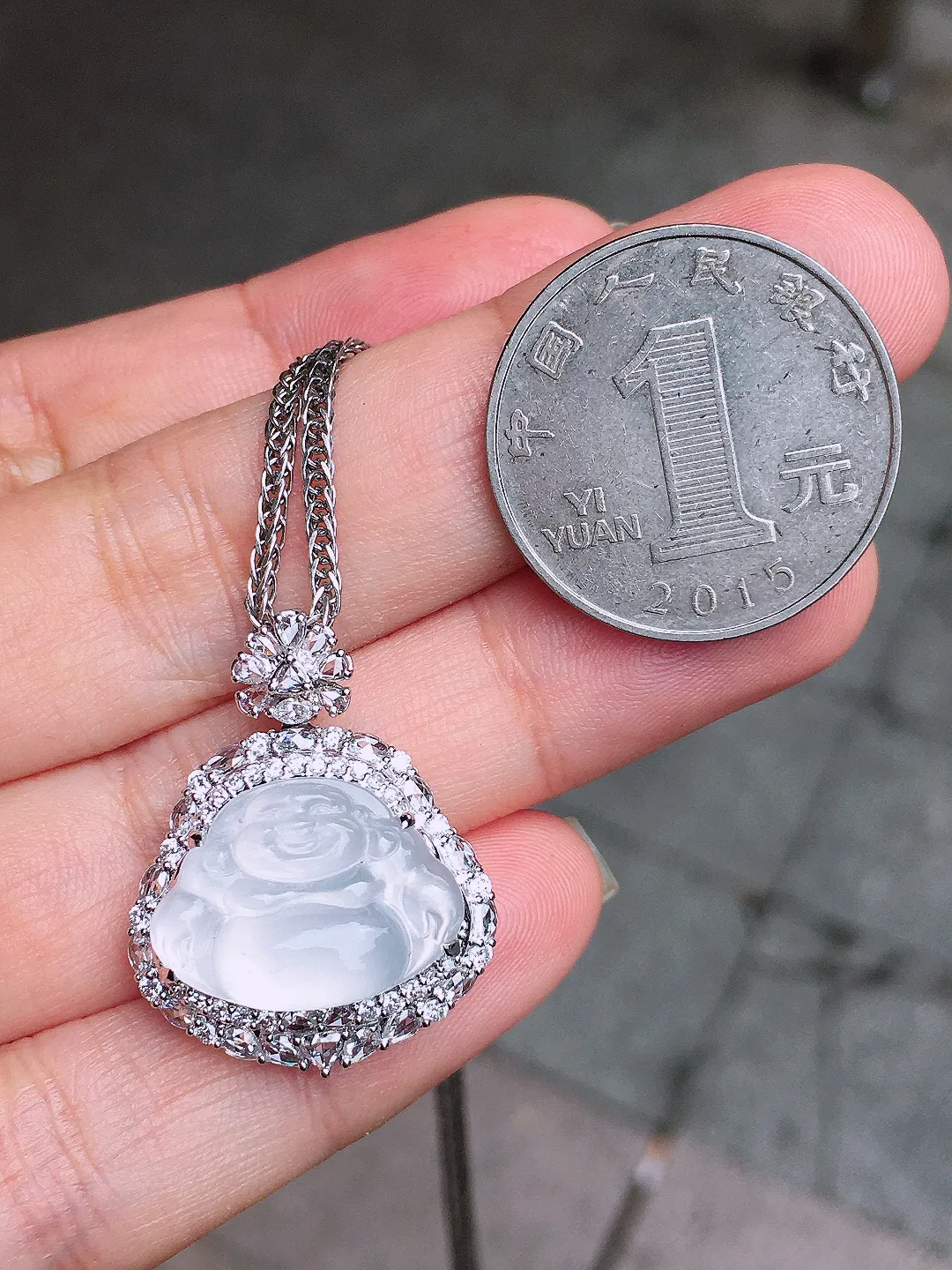 冰种佛公吊坠，玉质细腻，荧光感超
强，饱满圆润，尽显优雅气质，18k
金豪华镶嵌