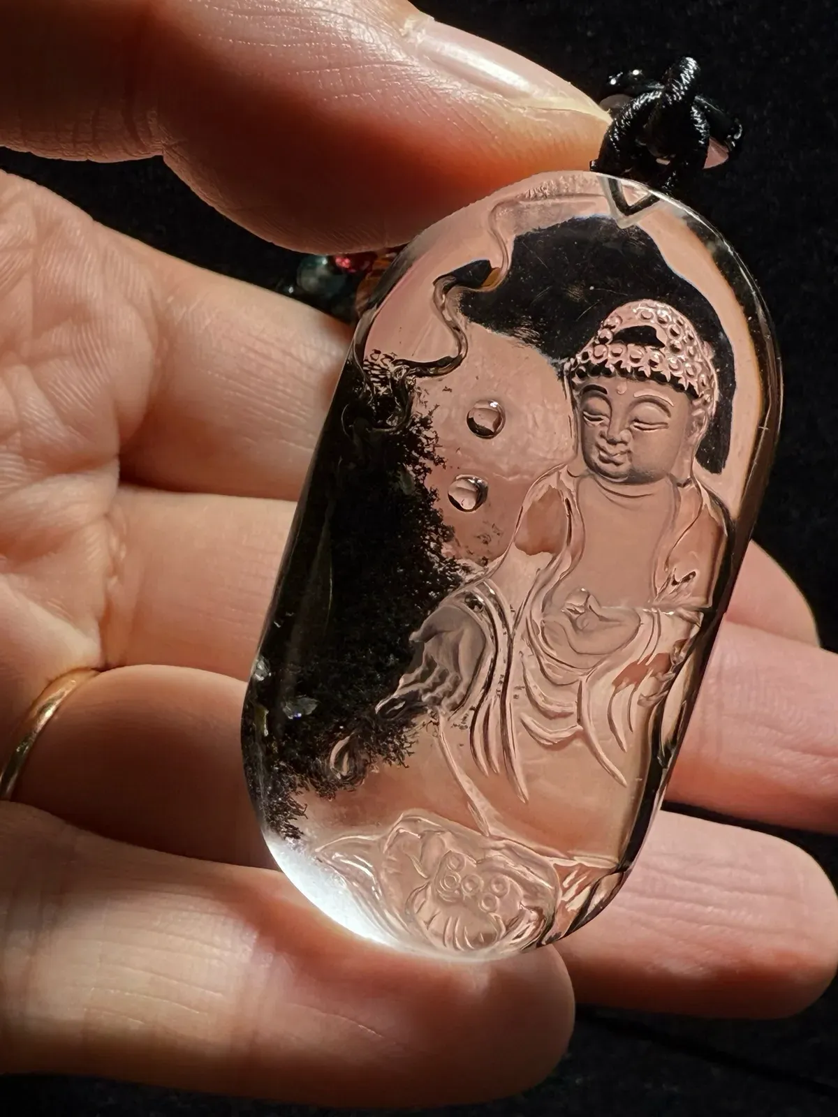 新货，精品，天然彩幽灵释迦牟尼佛吊坠，红绿幽灵颜色鲜艳，内含石中金，佛祖俯瞰众生，意境超美！晶体纯净，通透！雕工精致，饱满圆润，佛脸富态，慈祥！佩戴可招财旺事业，保平安！配送精美挂件绳，规格约：51.5*27.9*14mm，实物更美！值得收藏！性价比超高！