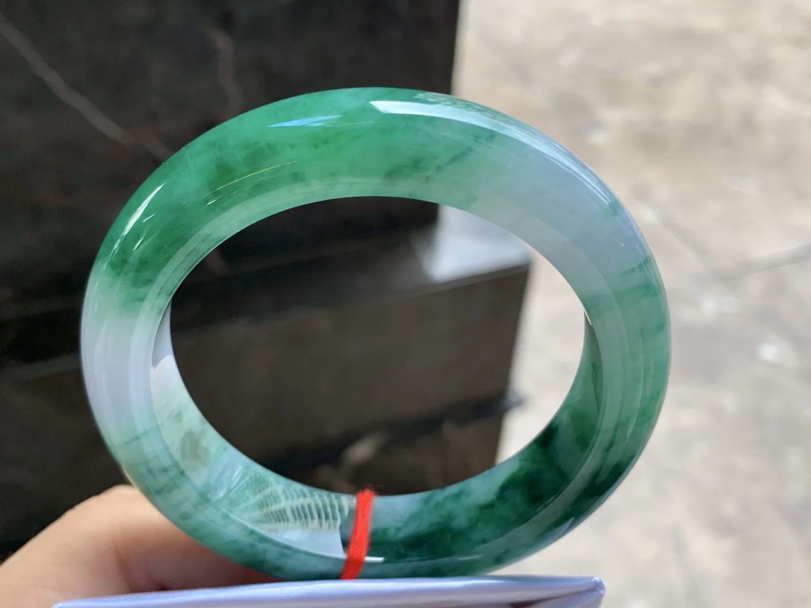 57-14.1-10

浓绿色手镯^_^颜色鲜艳 玉质温润