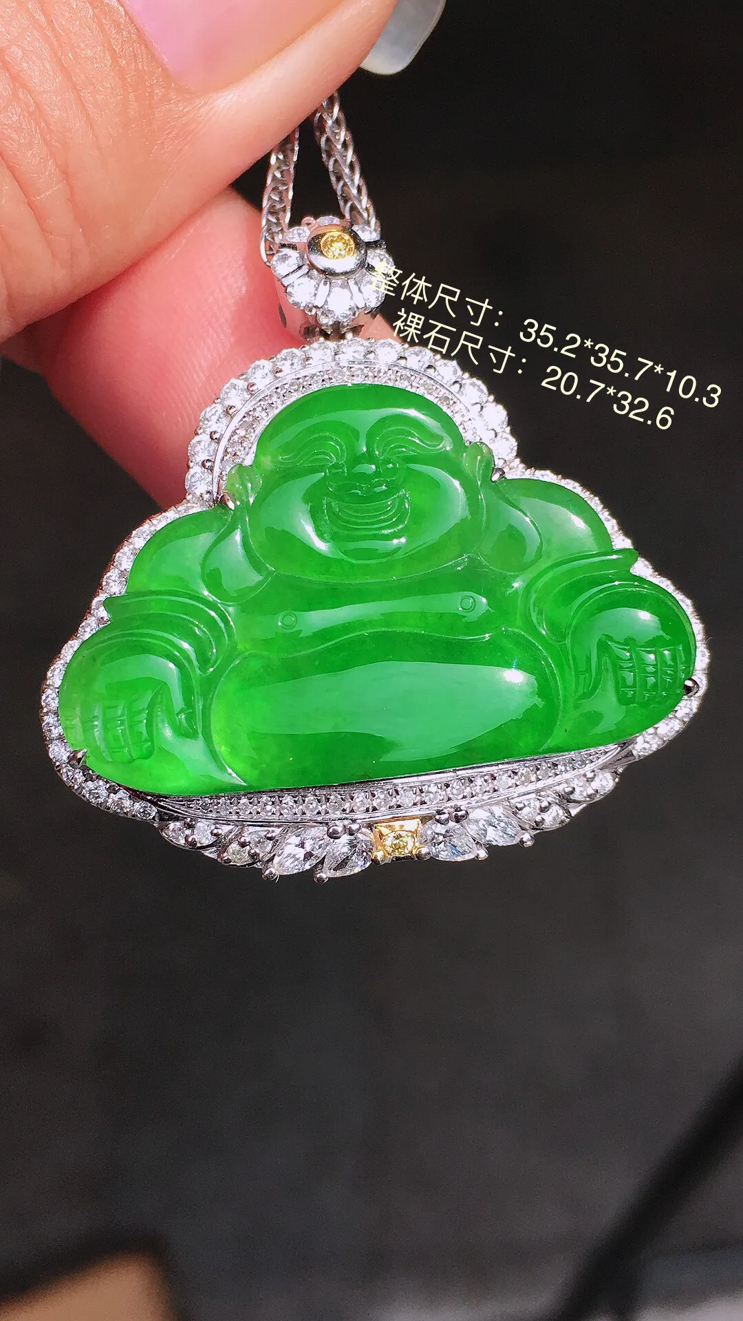 阳绿佛公吊坠，色泽均匀艳丽，玉质细腻，荧光感超
强，饱满圆润，尽显优雅气质，18k
金豪华镶嵌