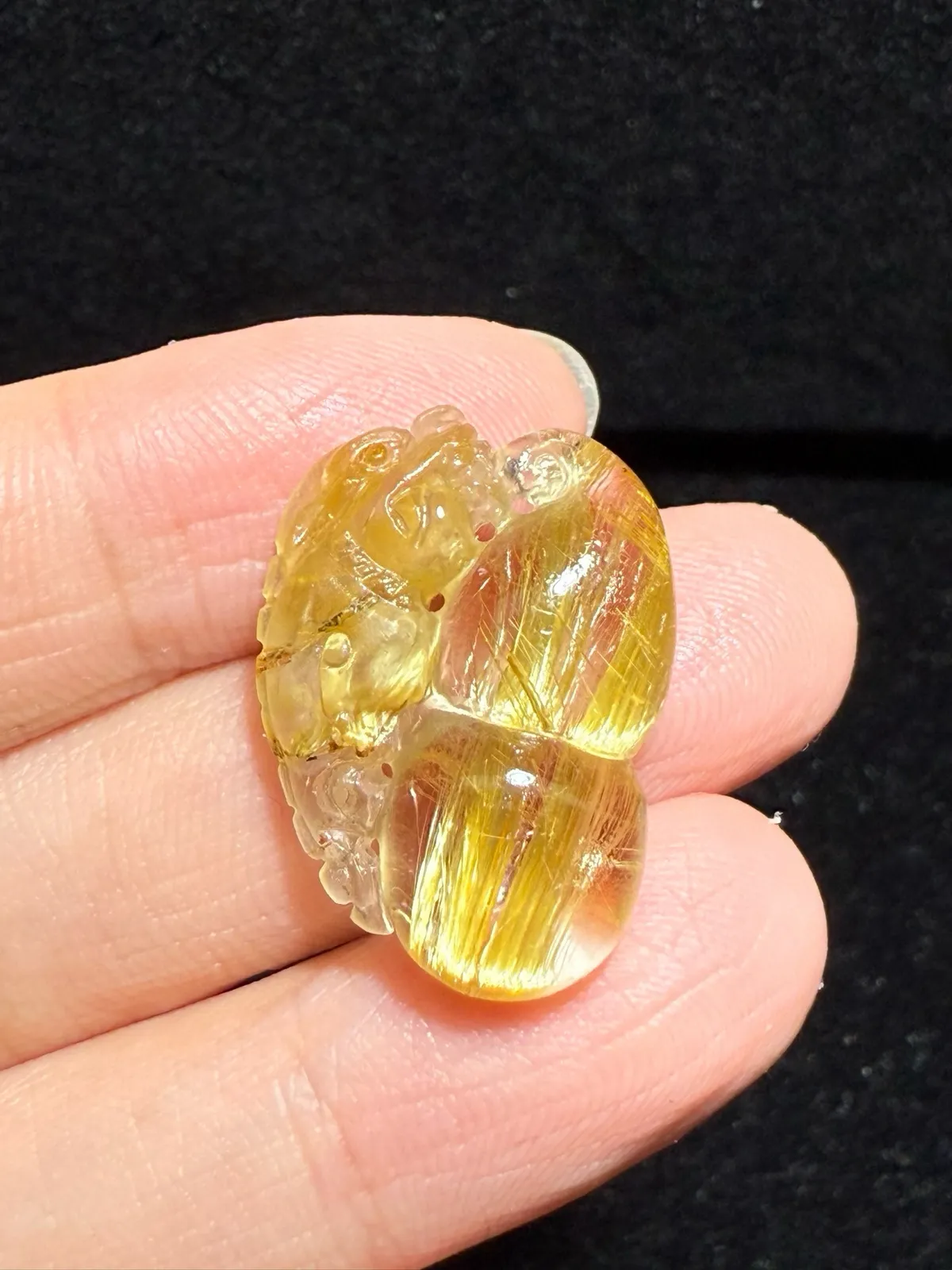 天然金发晶葫芦吊坠    天然巴西老矿天然金发晶貔貅葫芦吊坠。发丝顺、晶体干净、猫眼效应超强，造型经典大方，葫芦饱满圆润！实物更漂亮！规格：24.6*18.6*9mm   重5.23克
