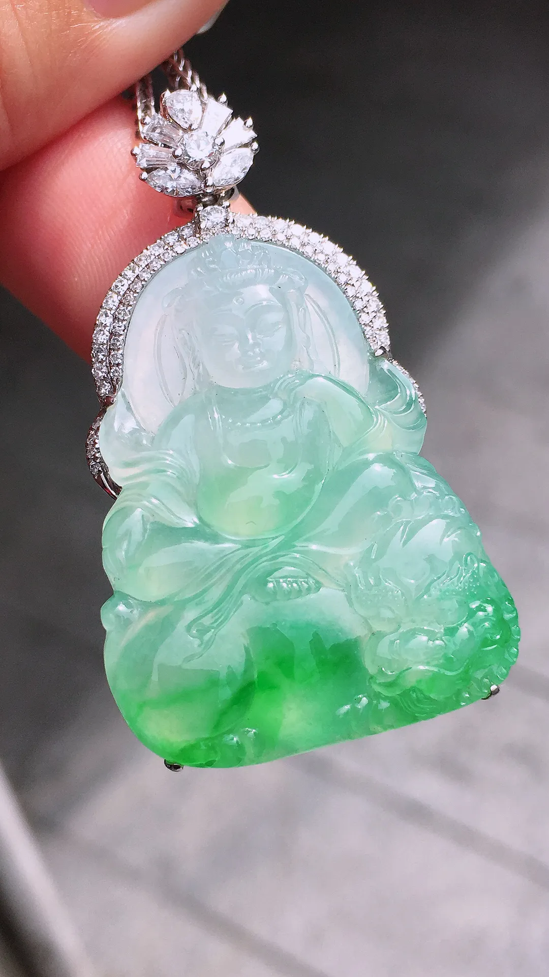 飘绿观音吊坠，色泽艳丽，玉质细腻，荧光感超
强，饱满圆润，尽显优雅气质，18k
金豪华镶嵌