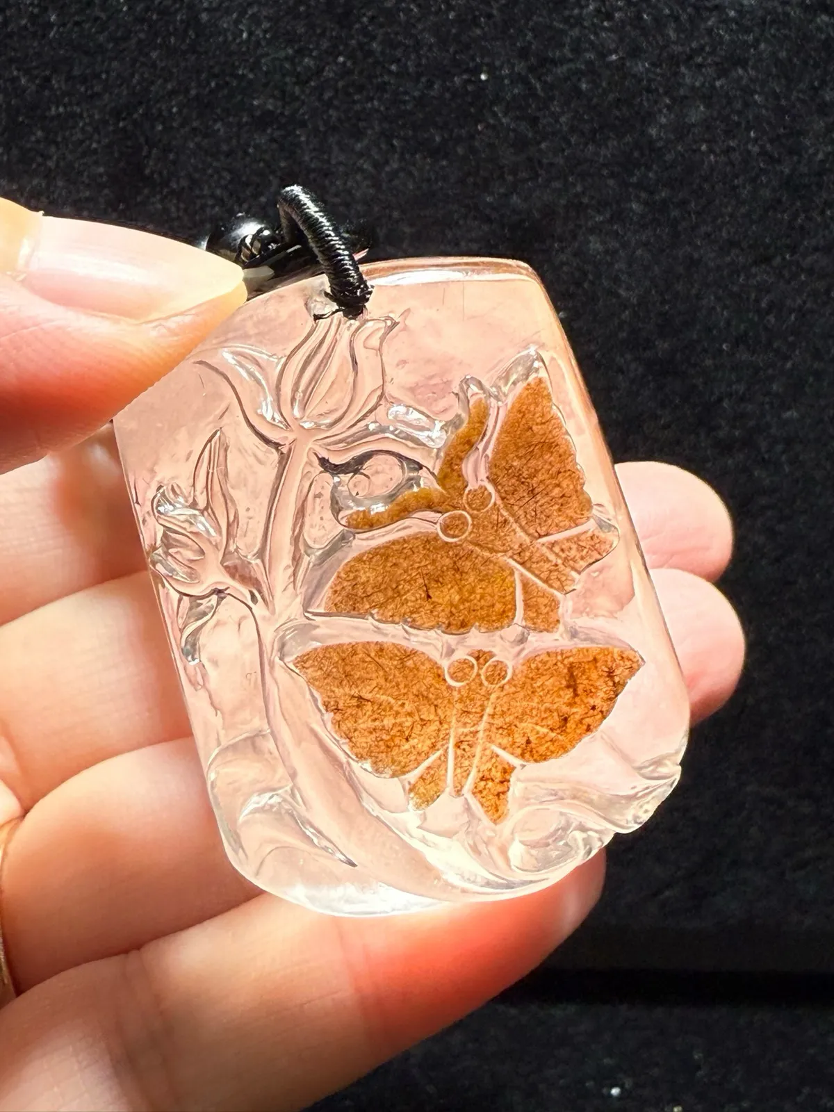 精品天然黄兔毛蝶恋花吊坠，天然色，颜色特美！雕工精湛，俏色分明雕刻蝴蝶、花朵，寓意花开富贵、多子多福！[色]喜欢的速度！规格45.4*34.7*15.2mm