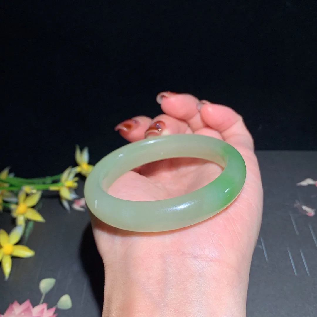 收藏款，和田玉51.5圈翠青手镯！圈口51.5宽11.8玉质细腻油润 底色纯净 无裂无黑 脂粉好，品质高
