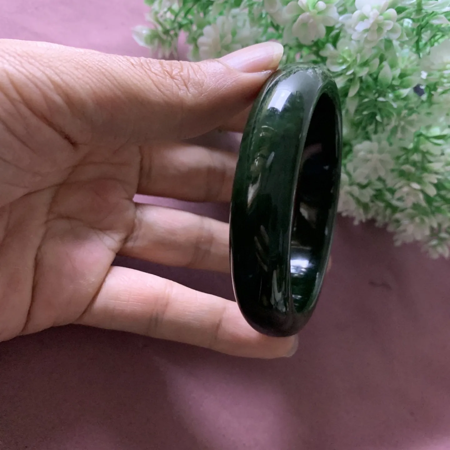和田玉碧玉58.3圈口菠菜绿手镯，玉质特细腻油润，高脂粉，高品质，萦绕腕间时，古韵不失时尚，素雅不失品味，细腻光滑的触感，使人沉醉，气质高雅