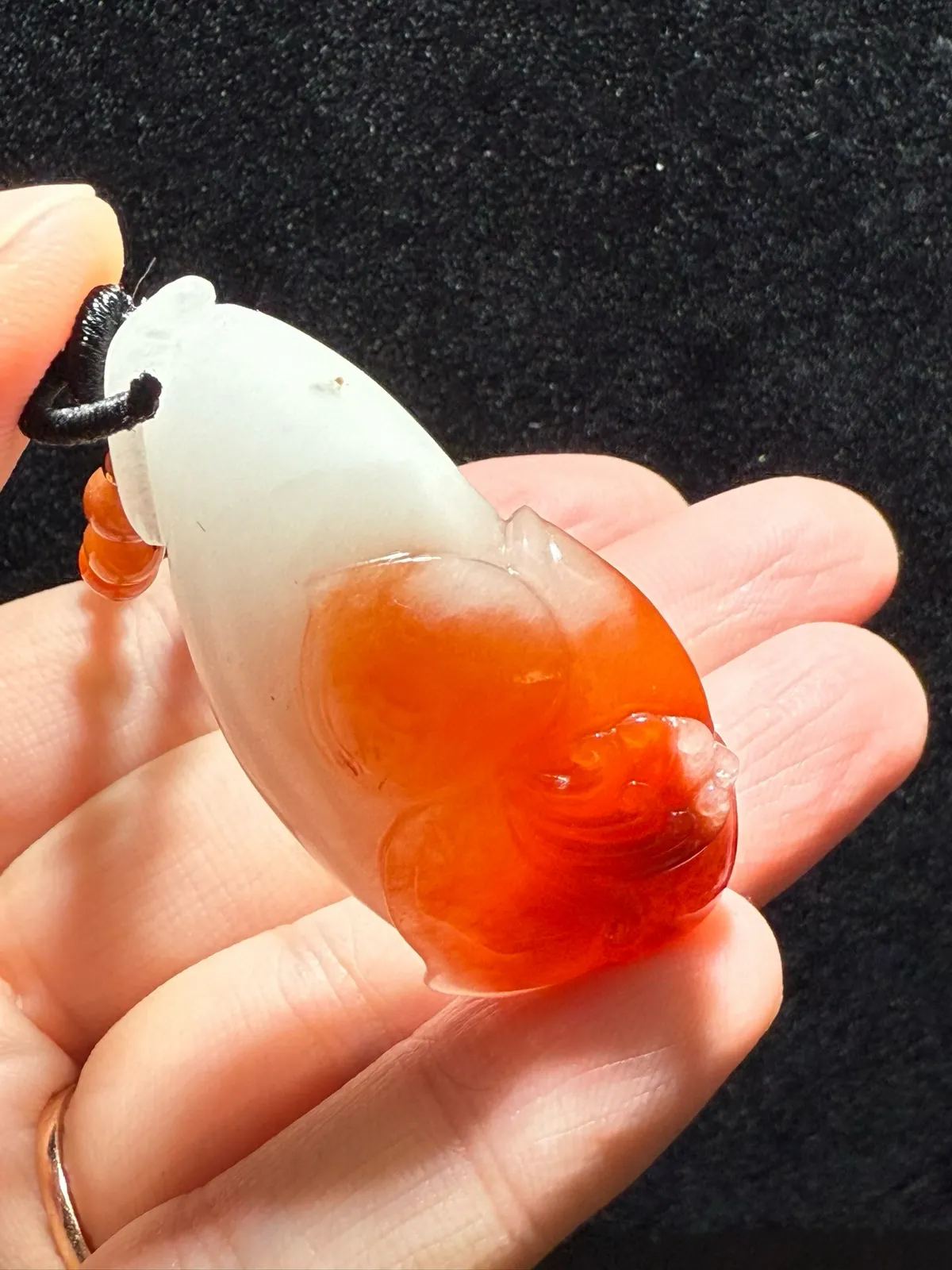 天然红兔毛俏色巧雕花开富贵吊坠颜色红润 原汁原味天然色，雕工精湛苏州工艺，俏色分明，颜色润，水