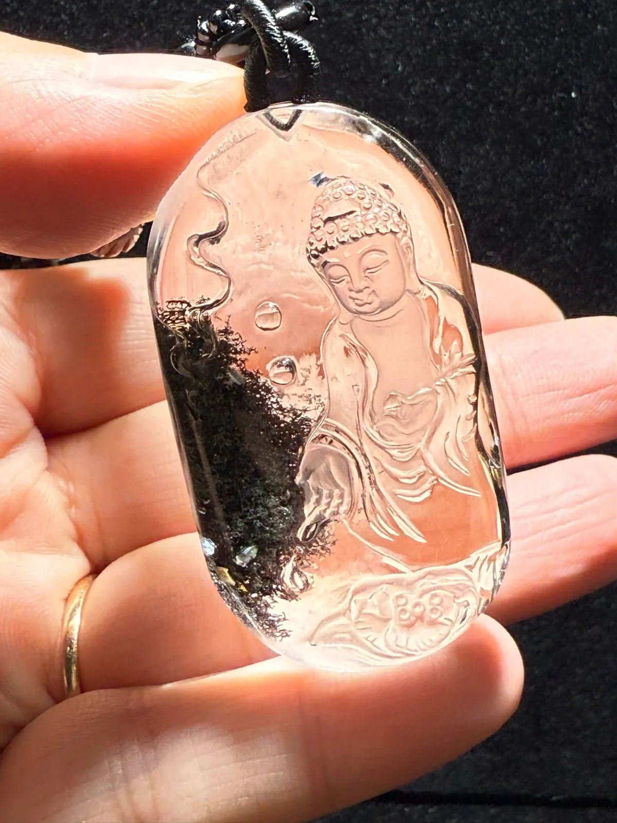 新货，精品，天然彩幽灵释迦牟尼佛吊坠，红绿幽灵颜色鲜艳，内含石中金，佛祖俯瞰众生，意境超美！晶体纯净，通透！雕工精致，饱满圆润，佛脸富态，慈祥！佩戴可招财旺事业，保平安！配送精美挂件绳，规格约：51.5*27.9*14mm，实物更美！值得收藏！性价比超高！