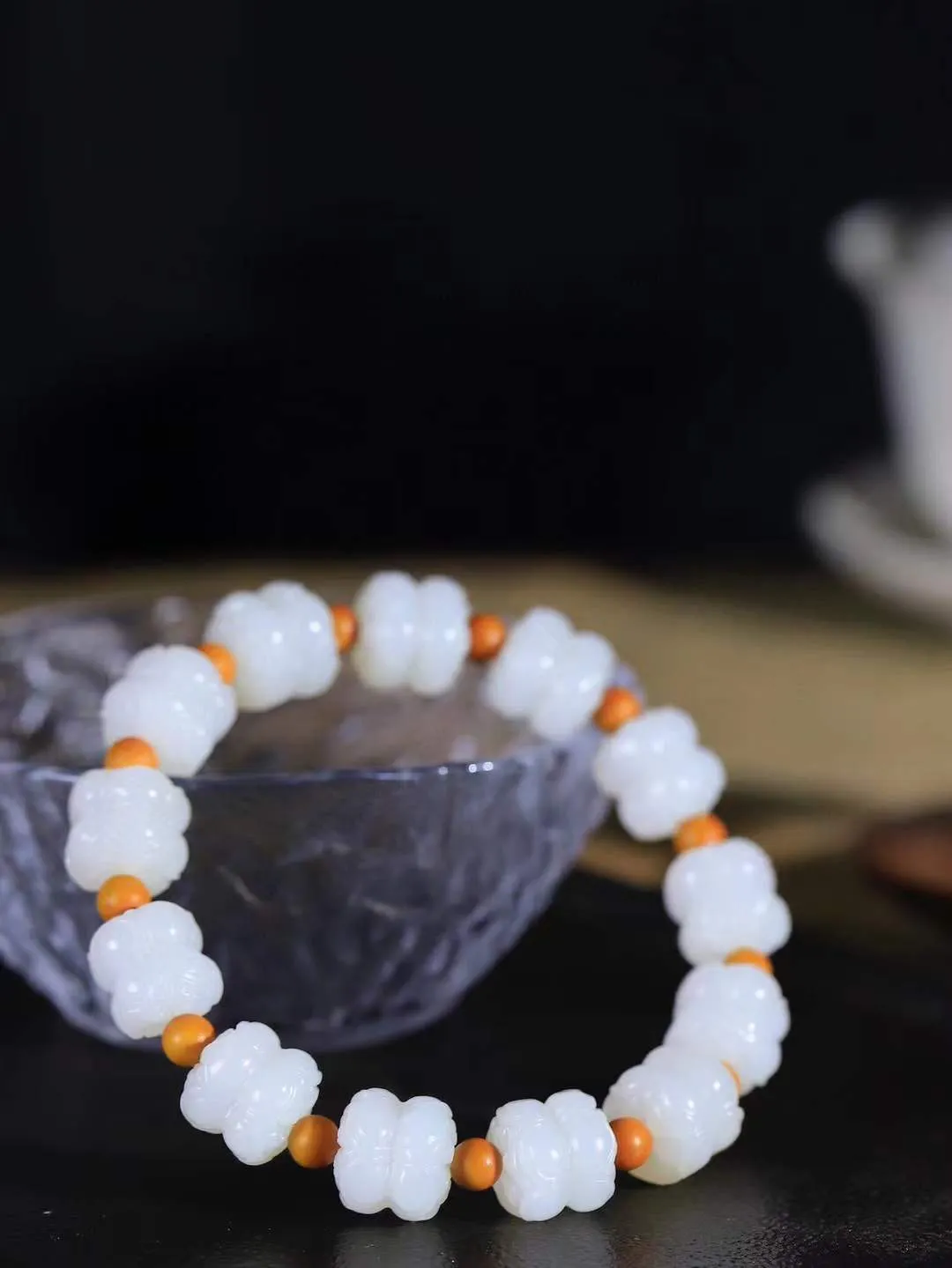 【莲花.手串】

精品和田玉白玉莲花手串，器形优雅，小巧精致，翠色浓郁，玉质细腻油润、手感上佳，颗颗精雕莲花，将荷花出淤泥而不染，濯清涟而不妖的气韵，刻画的淋漓尽致。尺寸取一11.4-12mm，重39克 FDA-361082320