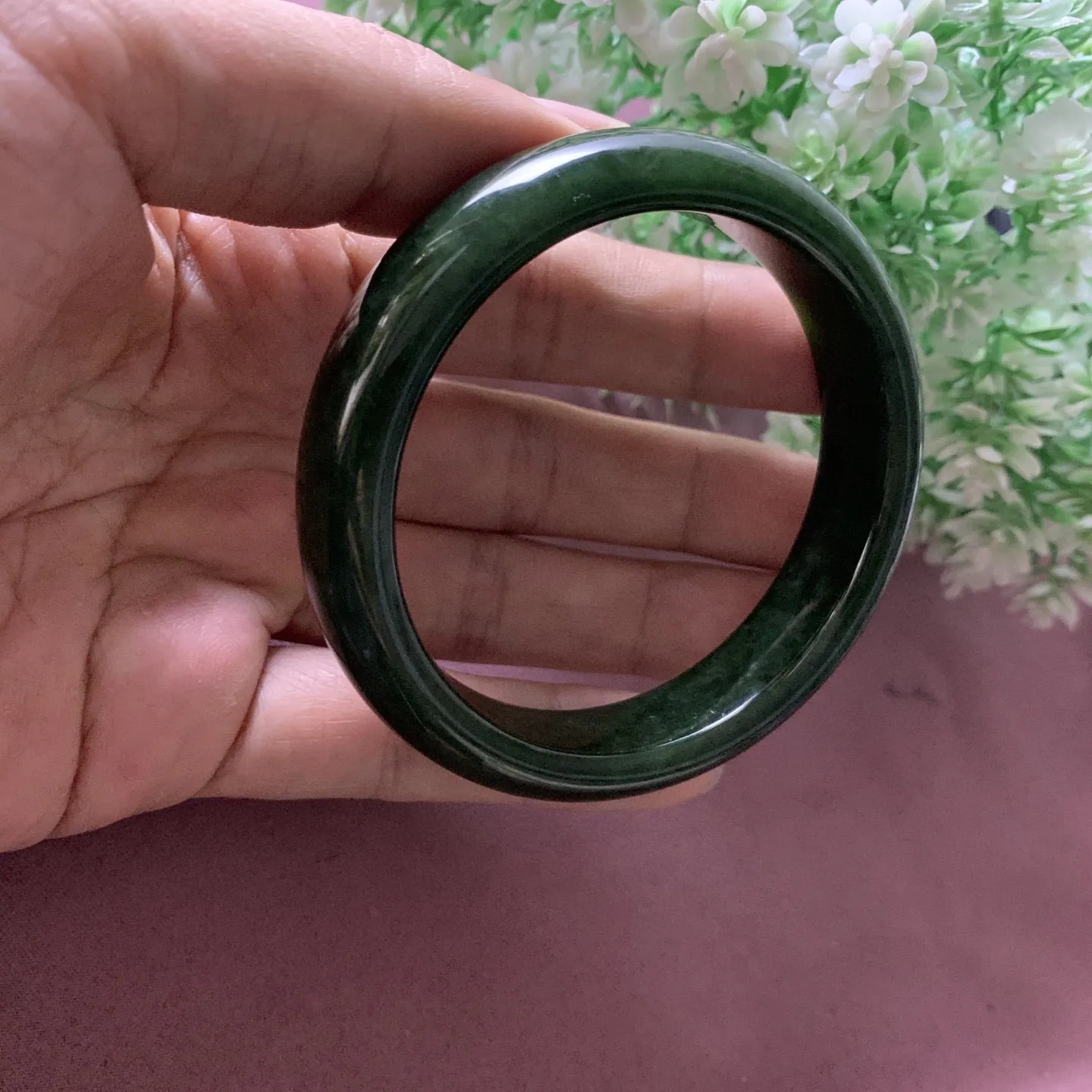 和田玉碧玉58.3圈口菠菜绿手镯，玉质特细腻油润，高脂粉，高品质，萦绕腕间时，古韵不失时尚，素雅不失品味，细腻光滑的触感，使人沉醉，气质高雅