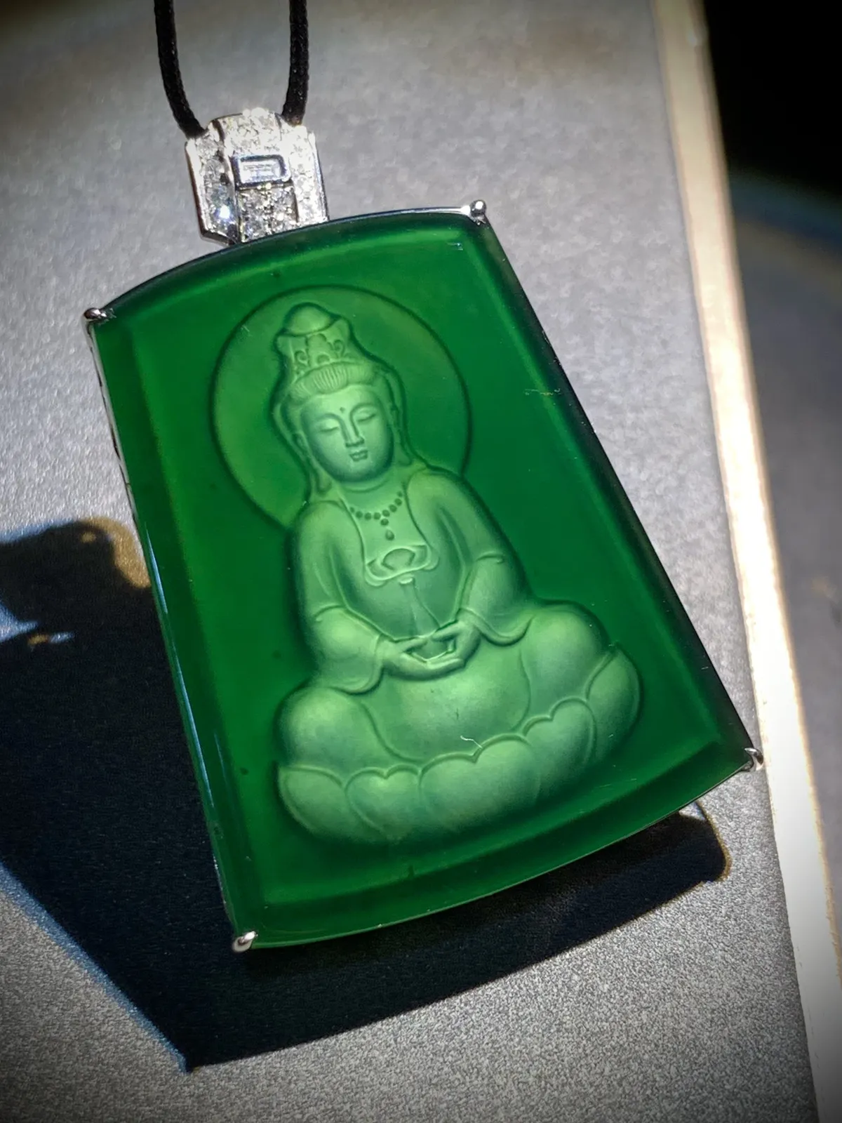 缅甸翡翠蓝水料子，观音菩萨，慈悲为怀，
裸石35.5-27.8-2mm，
整体43.5-28.8-7