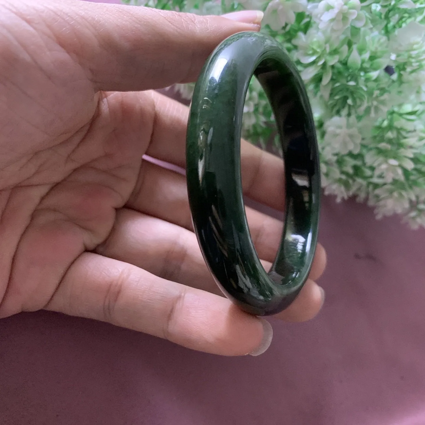 和田玉碧玉61圈口菠菜绿手镯，玉质特细腻油润，高脂粉，高品质，萦绕腕间时，古韵不失时尚，素雅不失品味，细腻光滑的触感，使人沉醉，气质高雅。