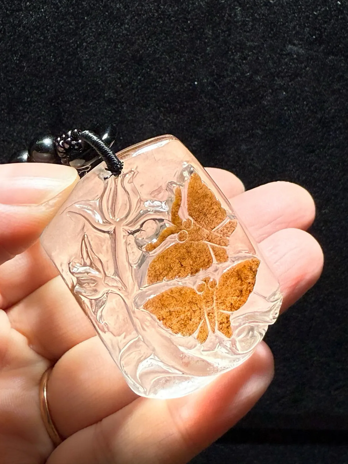 精品天然黄兔毛蝶恋花吊坠，天然色，颜色特美！雕工精湛，俏色分明雕刻蝴蝶、花朵，寓意花开富贵、多子多