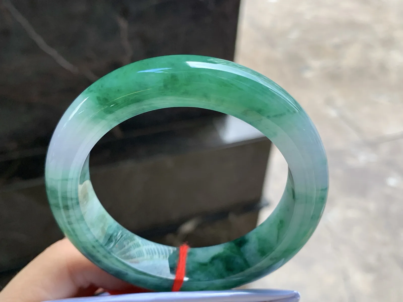 57-14.1-10

浓绿色手镯^_^颜色鲜艳 玉质温润