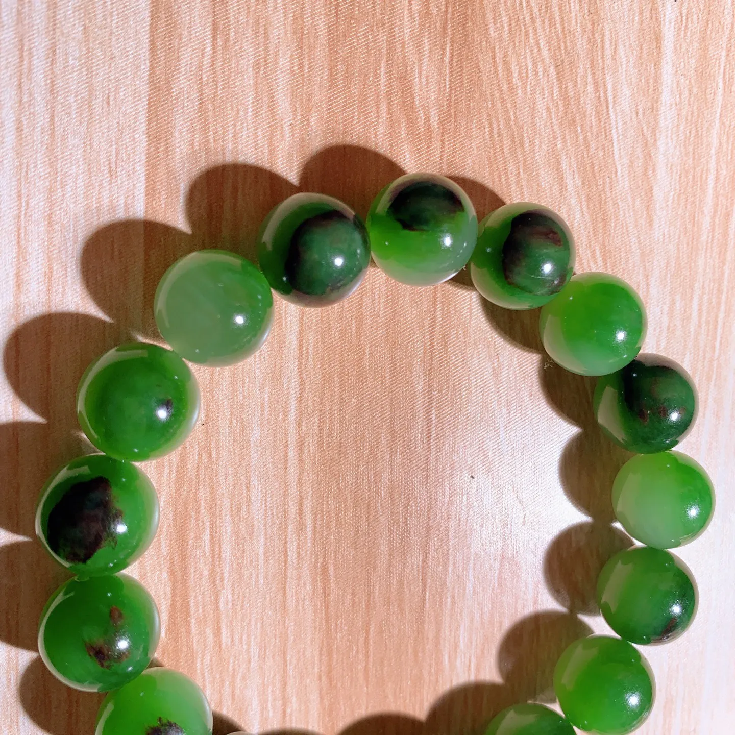 和田玉阳绿红皮料俄罗斯碧玉圆珠手串。三色碧玉圆珠手串。单颗尺寸12重44.5克 玉质细腻油润 底色纯净 脂粉好，品质好。lt251023