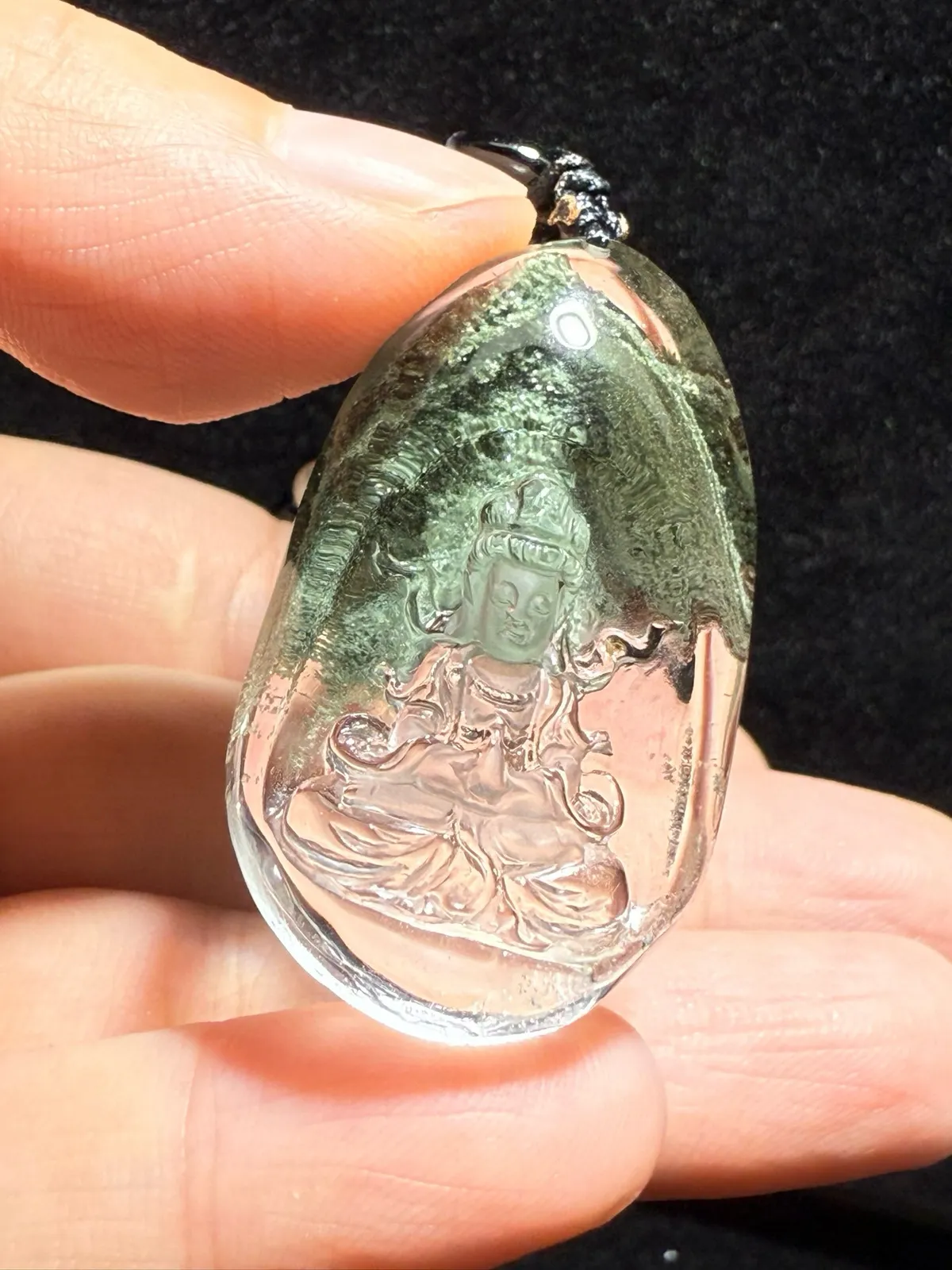 天然绿幽灵聚宝盆观音吊坠纯白体，晶体通透，颜色翠绿，形成聚宝盆雕工精湛！绿幽灵景色美！这么美的货值得收藏大师级细致开脸！佩戴观音保平安水头足，饱满。规格：39.6*24.1*14.3mm。