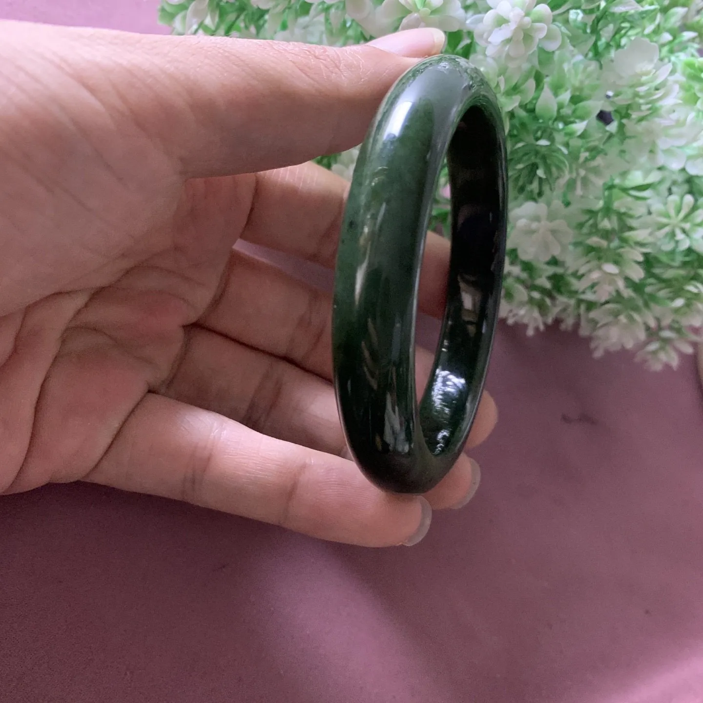 和田玉碧玉61圈口菠菜绿手镯，玉质特细腻油润，高脂粉，高品质，萦绕腕间时，古韵不失时尚，素雅不失品味