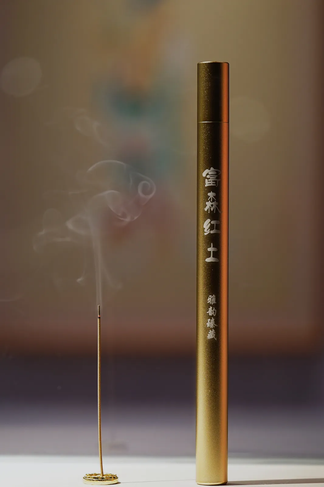 窖藏·富森红土沉香线香   10g
前韵甘醇凉甜，浓郁悠扬，
中间有持久独特的西瓜凉意，
蕴藏着花果香强有力的穿透，层次分明，
后韵悠远厚重，醇厚持久，历久弥香。 
有沉静内敛之感，容易令气下沉，
让人舒压解劳、得到放松宁静。