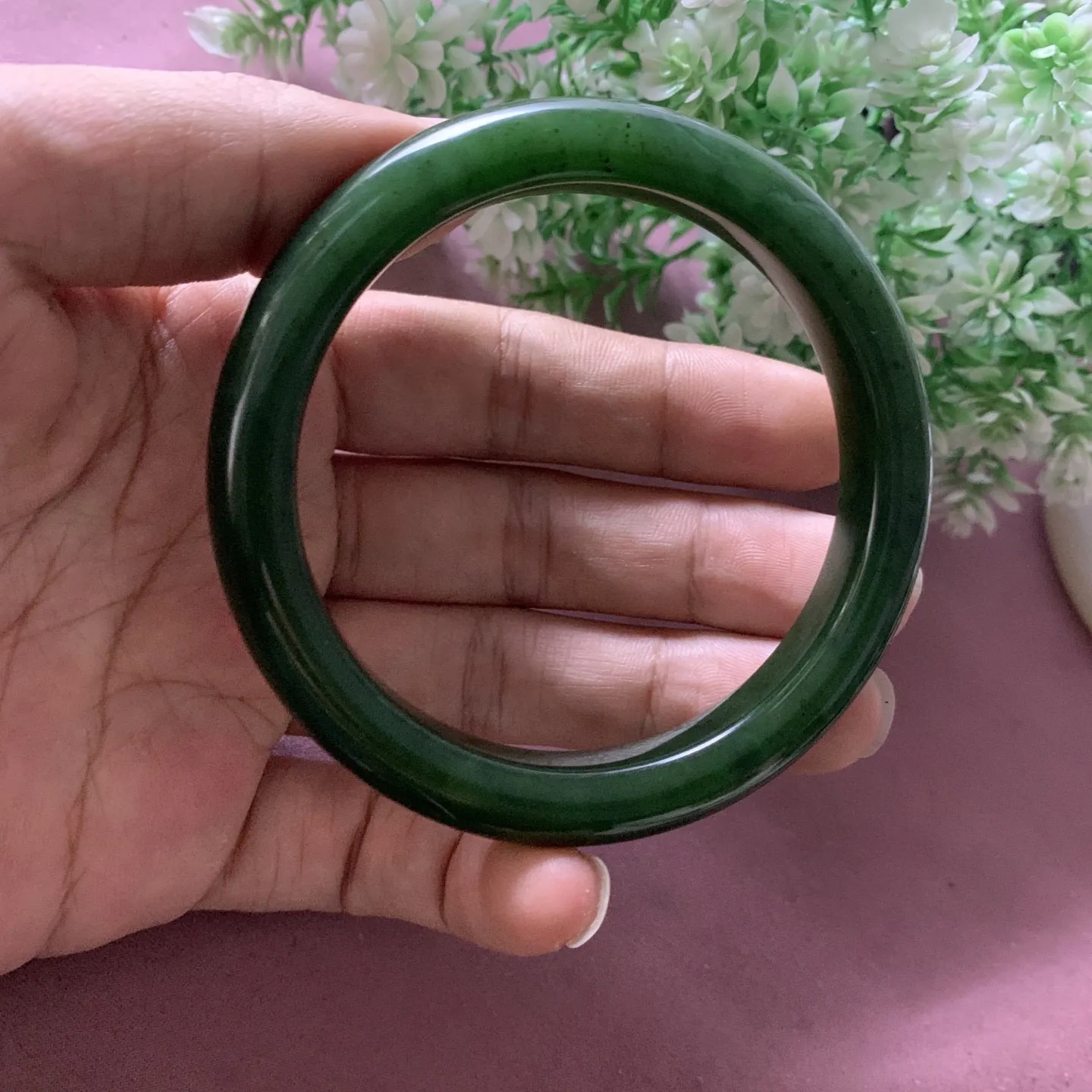 和田玉碧玉61.5圈口菠菜绿手镯，玉质特细腻油润，高脂粉，高品质，萦绕腕间时，古韵不失时尚，素雅不失