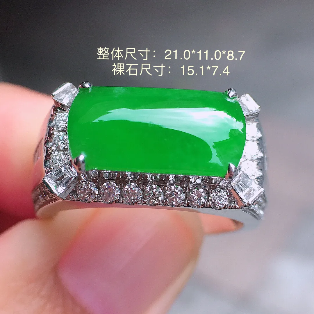 阳绿马鞍戒指，色泽均匀艳丽，玉质细腻，荧光感超
强，饱满圆润，尽显优雅气质，18k
金豪华镶嵌