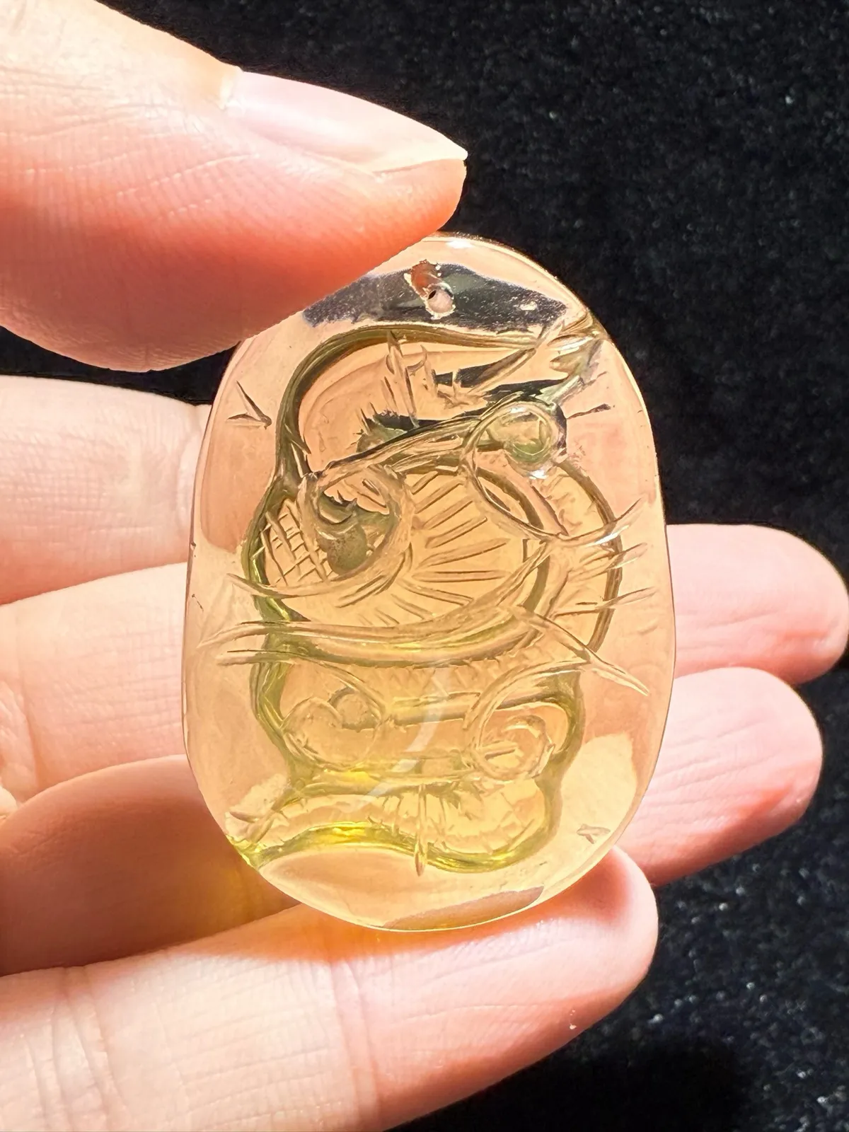天然黄水晶蛇吊坠，黄水晶生肖蛇吊坠，造型饱满，颜色漂亮，大师雕刻，活灵活现，栩栩如生！黄水晶灵蛇，招财纳福，保佑平安健康  重量20.68克，尺寸40.9*29*12.8mm。