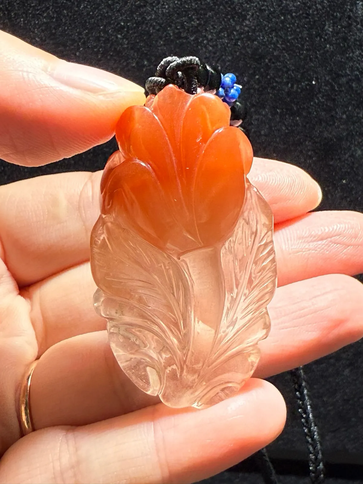 天然红兔毛红水晶玫瑰花吊坠颜色润 雕工精美苏工工艺雕工精湛 造型圆润饱满保佑缘主爱情事业双丰收规格：51.7*30*14mm。