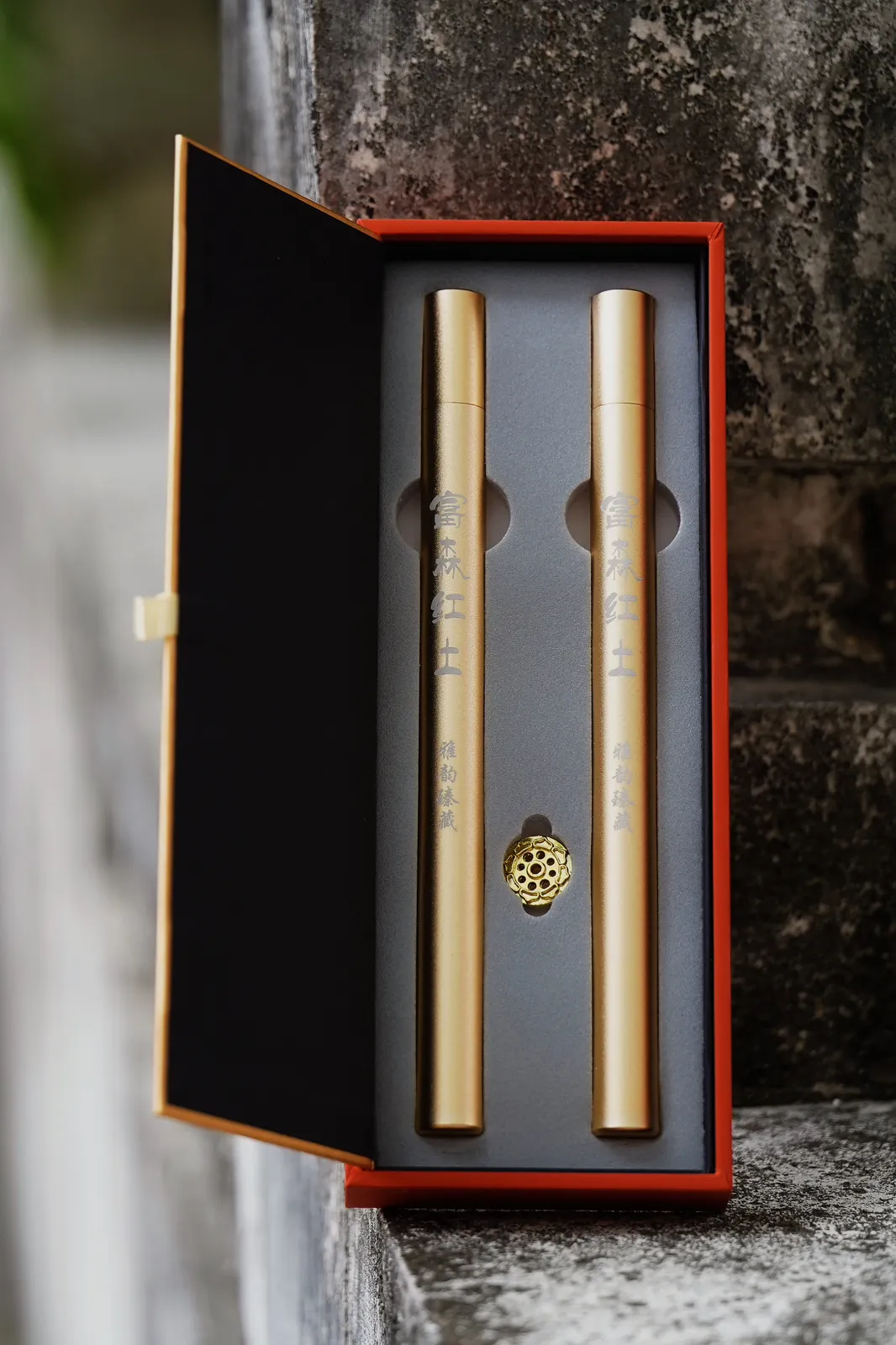 窖藏·富森红土沉香线香   10g
前韵甘醇凉甜，浓郁悠扬，
中间有持久独特的西瓜凉意，
蕴藏着花果香强有力的穿透，层次分明，
后韵悠远厚重，醇厚持久，历久弥香。 
有沉静内敛之感，容易令气下沉，
让人舒压解劳、得到放松宁静。