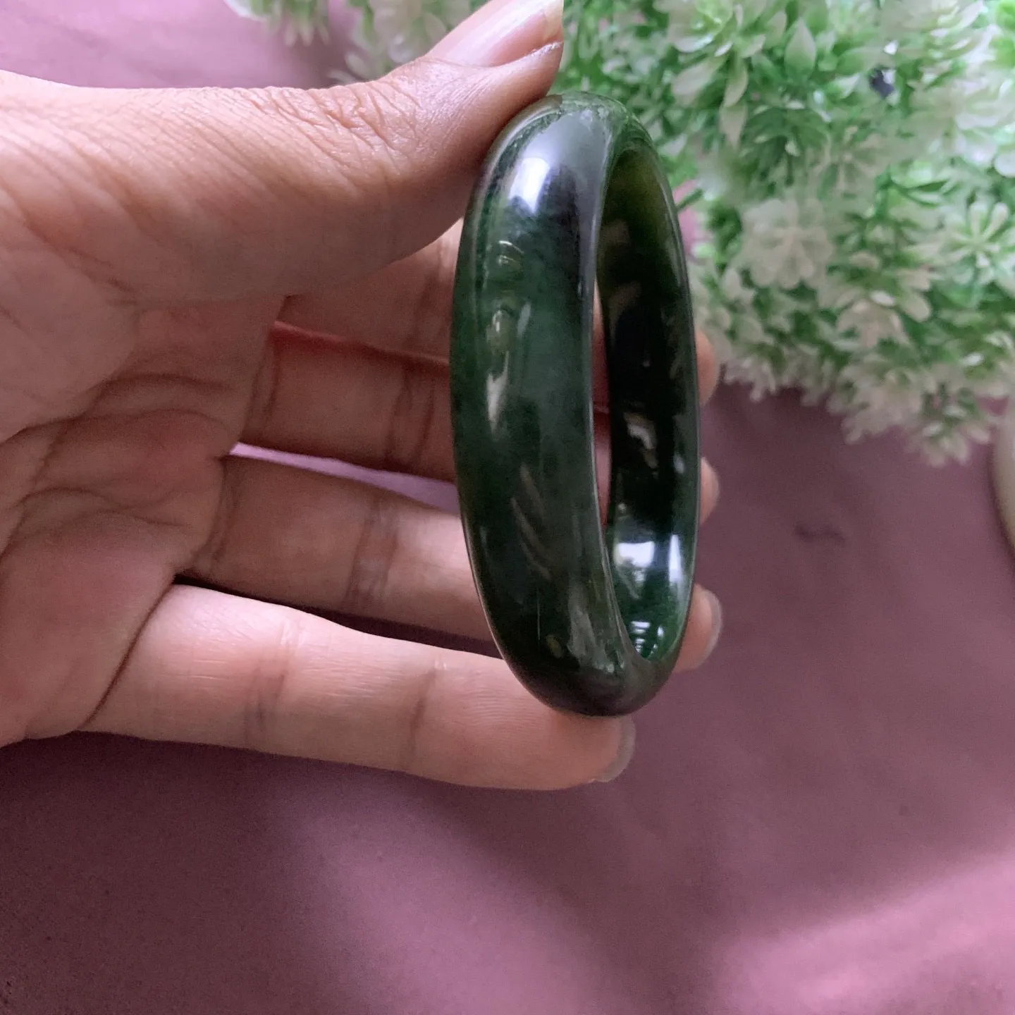 和田玉碧玉54.6圈口菠菜绿手镯，圈口54.6宽13玉质特细腻油润，高脂粉，高品质，萦绕腕间时，古韵不失时尚，素雅不失品味，细腻光滑的触感，使人沉醉，气质高雅。