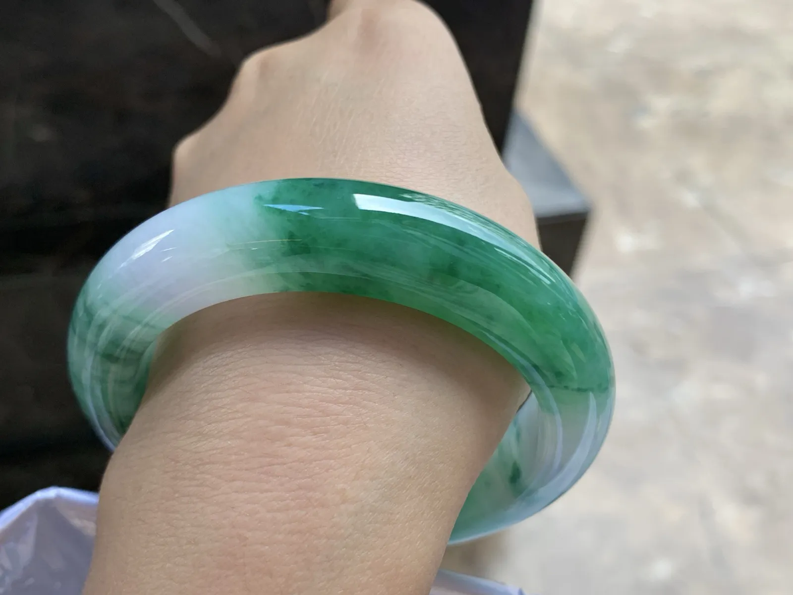 57-14.1-10

浓绿色手镯^_^颜色鲜艳 玉质温润