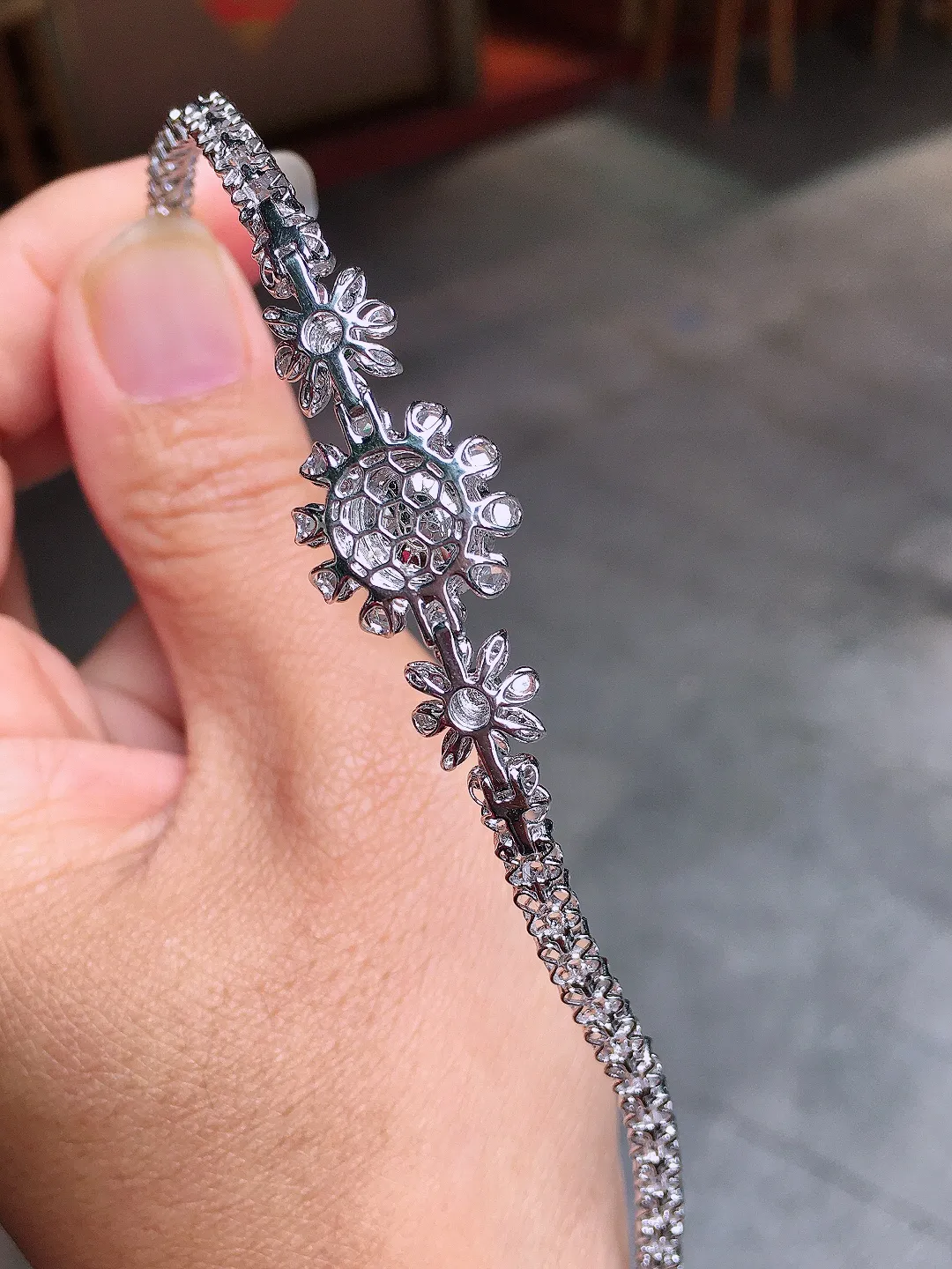 玻璃种蛋面手链，玉质细腻，荧光感超
强，饱满圆润，尽显优雅气质，18k
金豪华镶嵌
