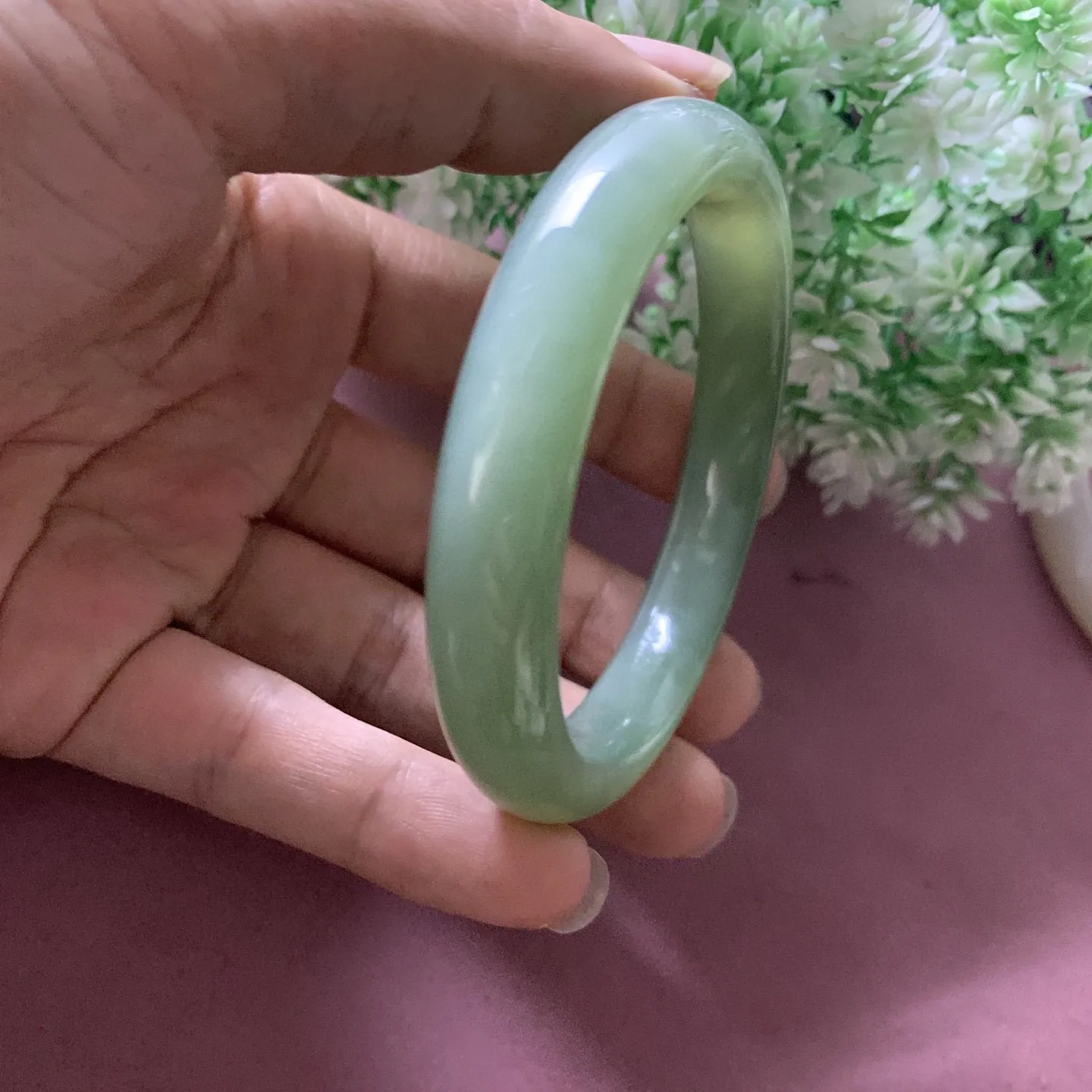 土豪款，和田玉碧玉60圈口冰底阳绿色手镯，玉质特细腻油润，高脂粉，高品质，萦绕腕间时，古韵不失时尚，素雅不失品味，细腻光滑的触感，使人沉醉，气质高雅