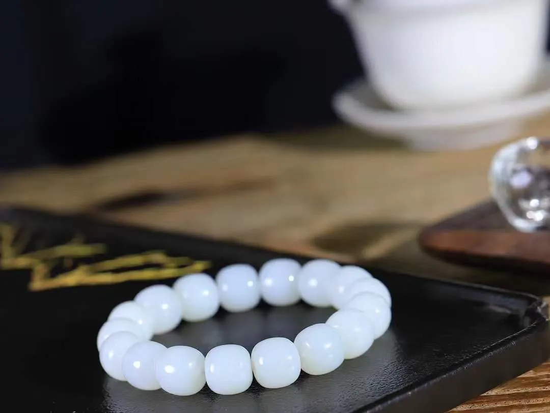 （老型珠.手串）

精品 和田玉白玉老型珠手串，玉质细腻油润 饱满光滑 质朴无华，悠远简单，人心境界远，百世修炼深，心灵常驻善意持，觉悟人生百世修。
重62.5克    尺寸取一11.8-12.9mm    101072300A