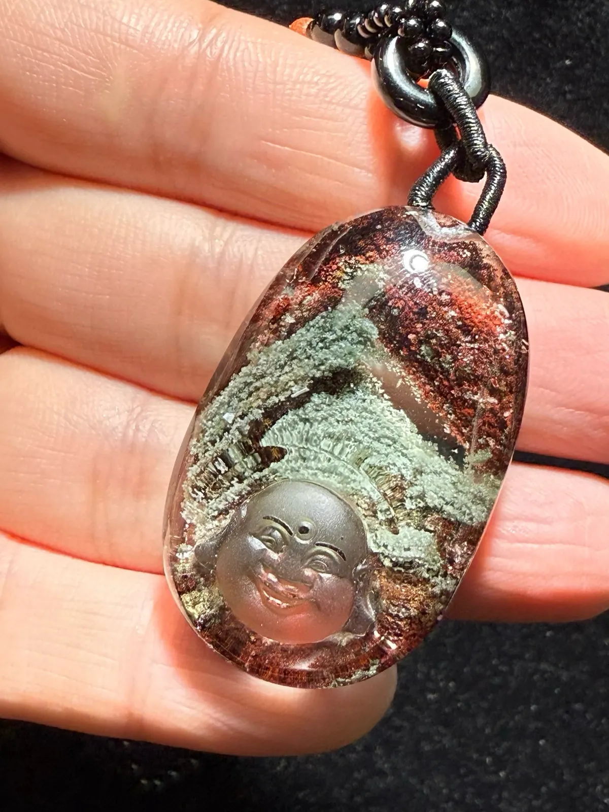 新货，精品，天然红绿幽灵千层山包衣佛吊坠，彩幽灵，大肚佛，意境超美！晶体纯净，雕工精湛！笑口常开！配送精美挂件绳，规格约：40.1*25.3*13.6mm，实物更美！值得收藏！性价比超高！