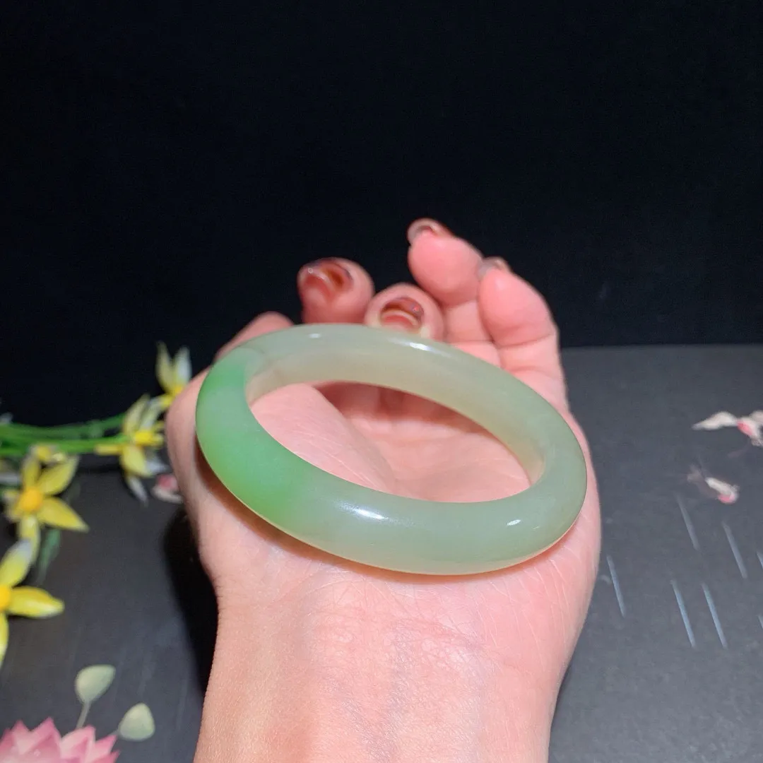 收藏款，和田玉51.5圈翠青手镯！圈口51.5宽11.8玉质细腻油润 底色纯净 无裂无黑 脂粉好，品质高