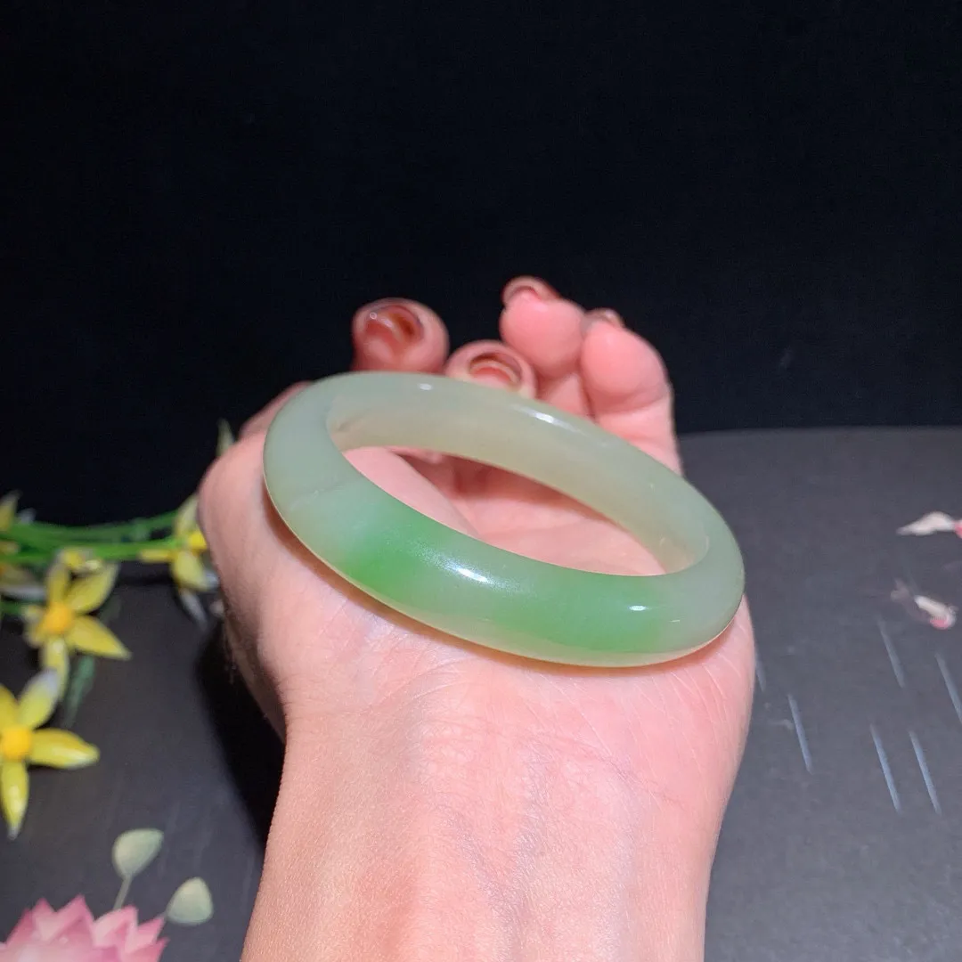 收藏款，和田玉51.5圈翠青手镯！圈口51.5宽11.8玉质细腻油润 底色纯净 无裂无黑 脂粉好，品质高