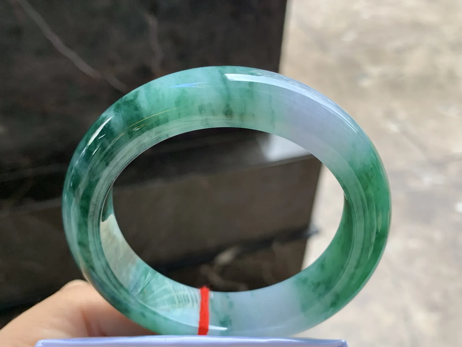 57-14.1-10

浓绿色手镯^_^颜色鲜艳 玉质温润