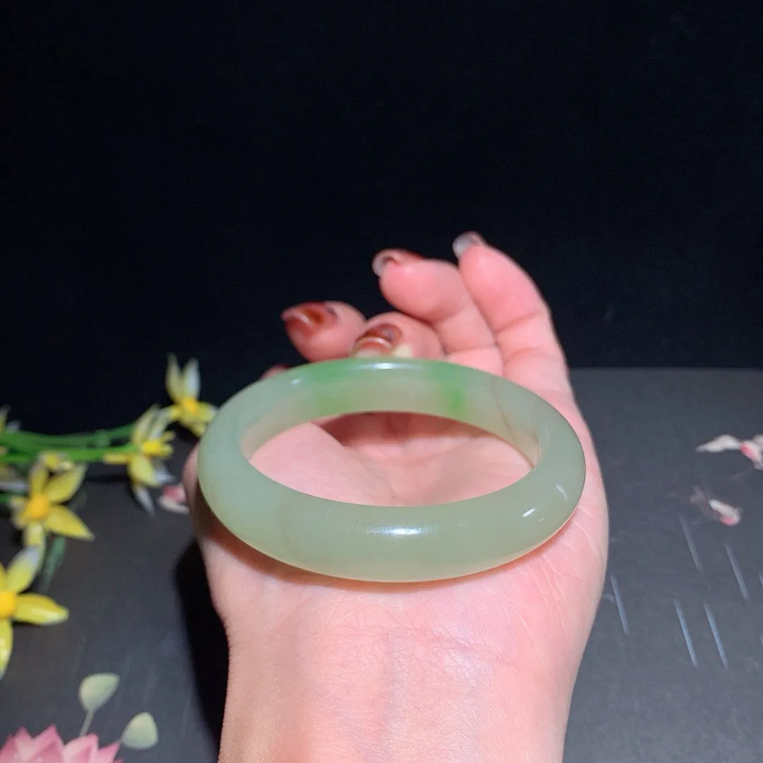 收藏款，和田玉51.5圈翠青手镯！圈口51.5宽11.8玉质细腻油润 底色纯净 无裂无黑 脂粉好，品质高