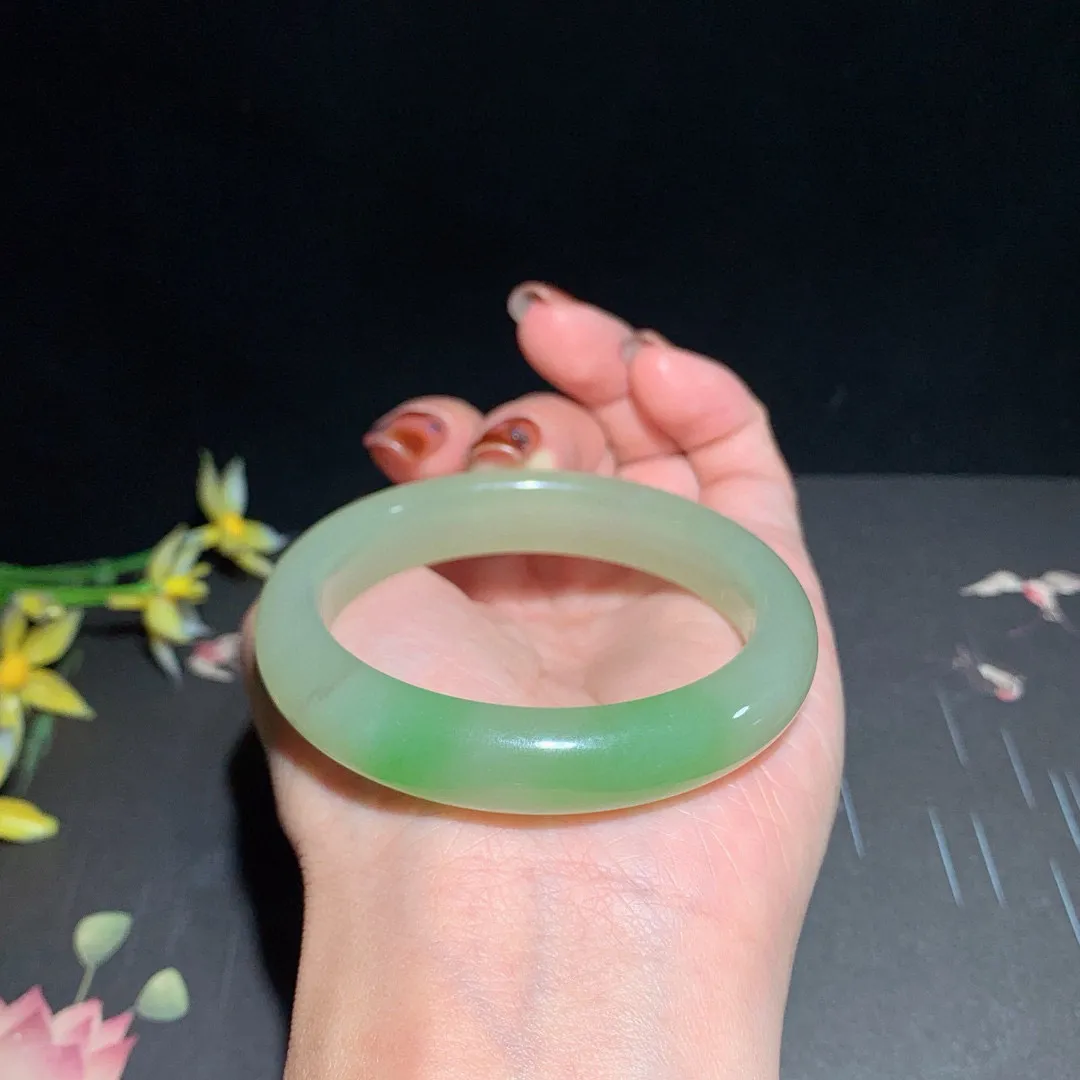 收藏款，和田玉51.5圈翠青手镯！圈口51.5宽11.8玉质细腻油润 底色纯净 无裂无黑 脂粉好，品