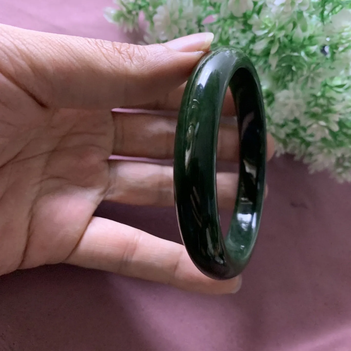 和田玉碧玉63.5圈口菠菜绿手镯，圈口63.5宽12重54.9克，玉质特细腻油润，高脂粉，高品质，萦绕腕间时，古韵不失时尚，素雅不失品味，细腻光滑的触感，使人沉醉，气质高雅
