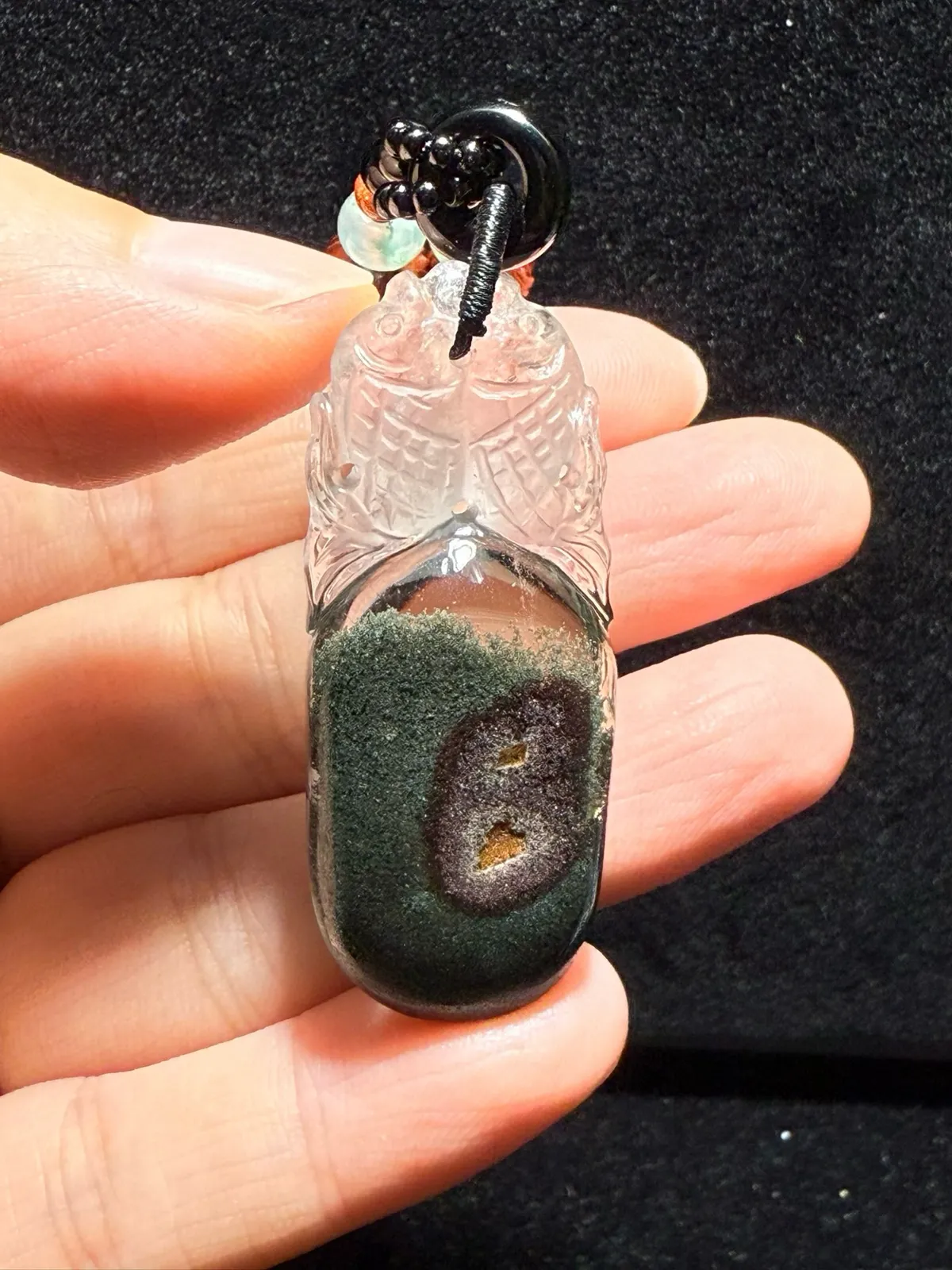 双鱼座️天然绿幽灵聚宝盆双鱼吊坠，天然色，颜色漂亮，幽灵升起呈聚宝盆状，招财进宝年年有余晶体好，精致美货，期待有缘人。规格47.2*18.9*12.2mm。