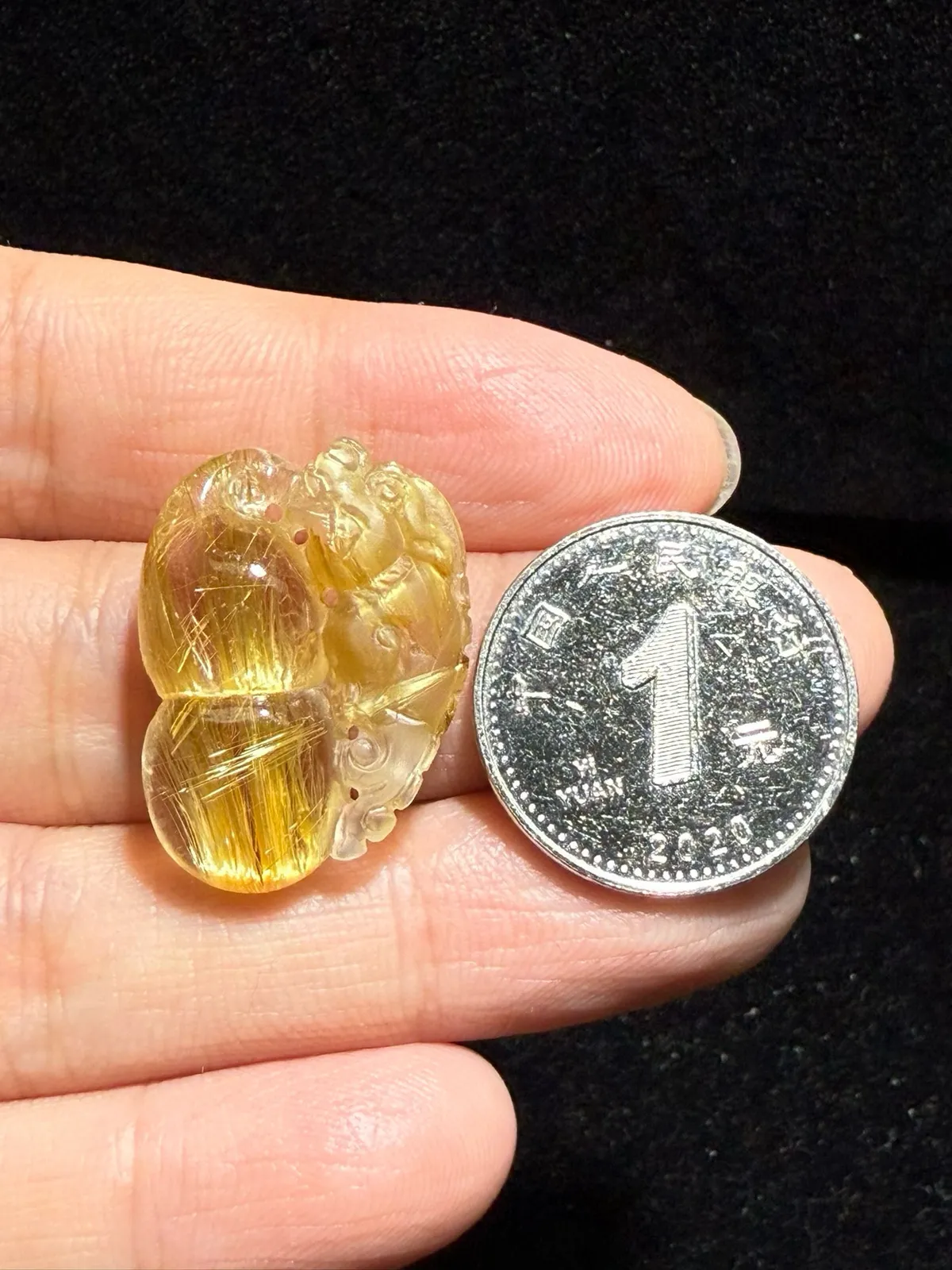 天然金发晶葫芦吊坠    天然巴西老矿天然金发晶貔貅葫芦吊坠。发丝顺、晶体干净、猫眼效应超强，造型经典大方，葫芦饱满圆润！实物更漂亮！规格：24.6*18.6*9mm   重5.23克