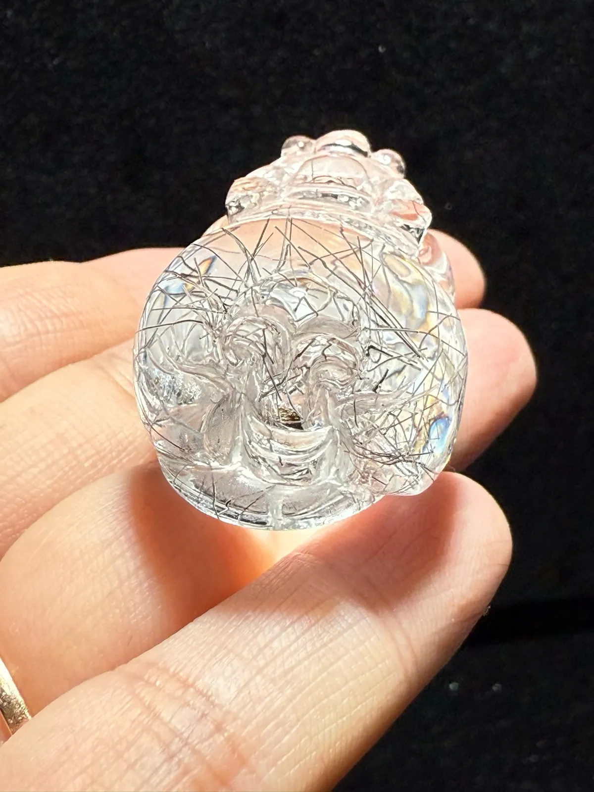 天然全净体黑发晶顺发晶貔貅招财兽吊坠晶体通透，雕工精湛，颜色漂亮，佩戴招财进宝，财运亨通！发丝效应好，晶体通透，水头足规格：43.3*25.1*20.7mm。重量：35.73克。