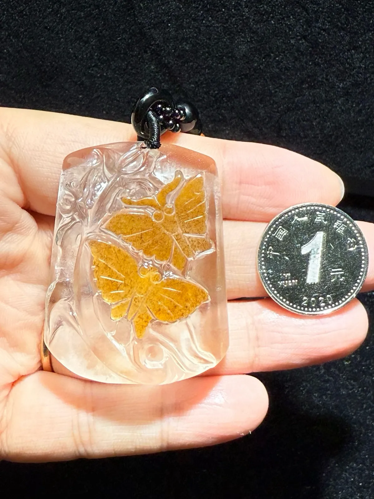 精品天然黄兔毛蝶恋花吊坠，天然色，颜色特美！雕工精湛，俏色分明雕刻蝴蝶、花朵，寓意花开富贵、多子多福！[色]喜欢的速度！规格45.4*34.7*15.2mm