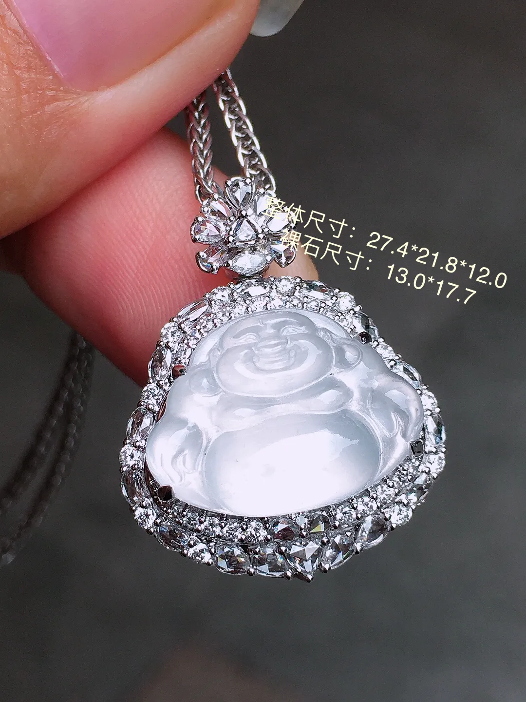 冰种佛公吊坠，玉质细腻，荧光感超
强，饱满圆润，尽显优雅气质，18k
金豪华镶嵌