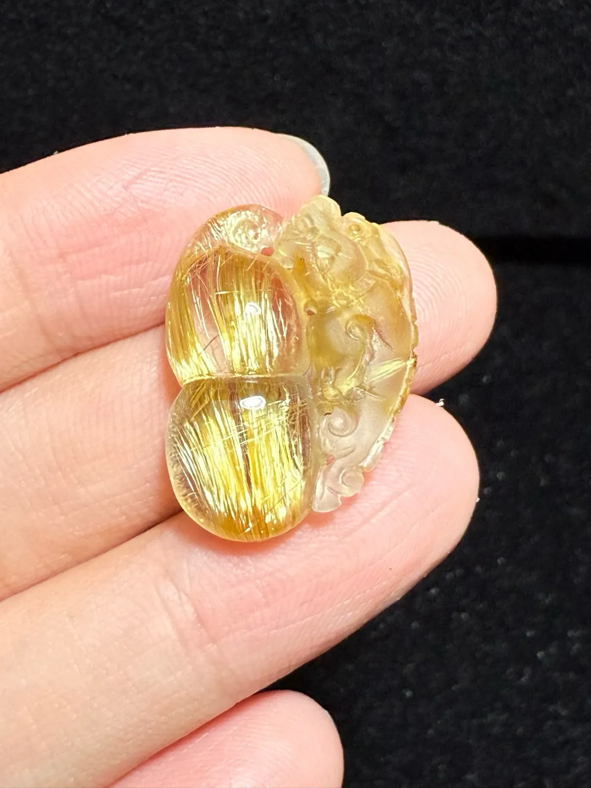 天然金发晶葫芦吊坠    天然巴西老矿天然金发晶貔貅葫芦吊坠。发丝顺、晶体干净、猫眼效应超强，造型经典大方，葫芦饱满圆润！实物更漂亮！规格：24.6*18.6*9mm   重5.23克