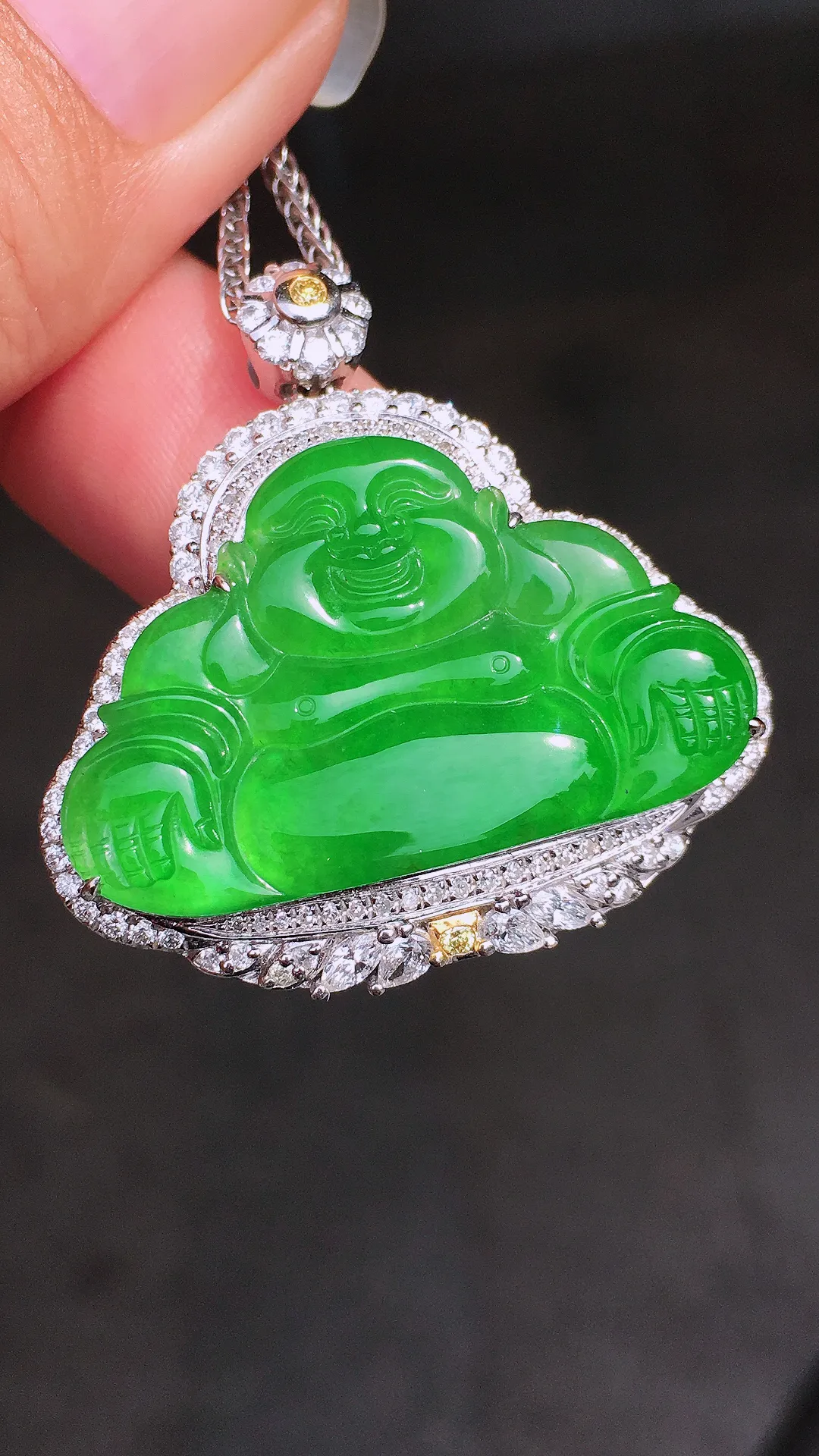 阳绿佛公吊坠，色泽均匀艳丽，玉质细腻，荧光感超
强，饱满圆润，尽显优雅气质，18k
金豪华镶嵌
