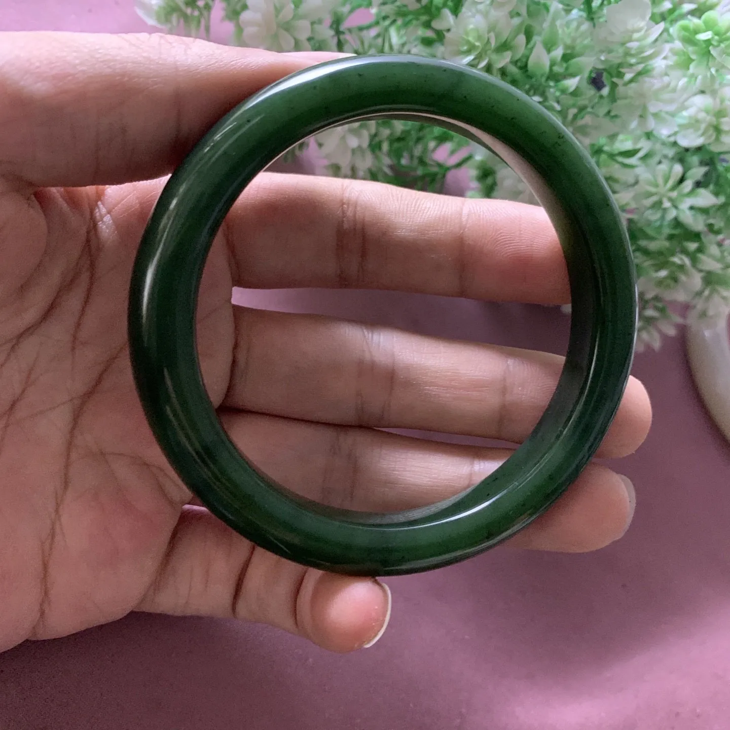和田玉碧玉61.5圈口菠菜绿手镯，玉质特细腻油润，高脂粉，高品质，萦绕腕间时，古韵不失时尚，素雅不失品味，细腻光滑的触感，使人沉醉，气质高雅