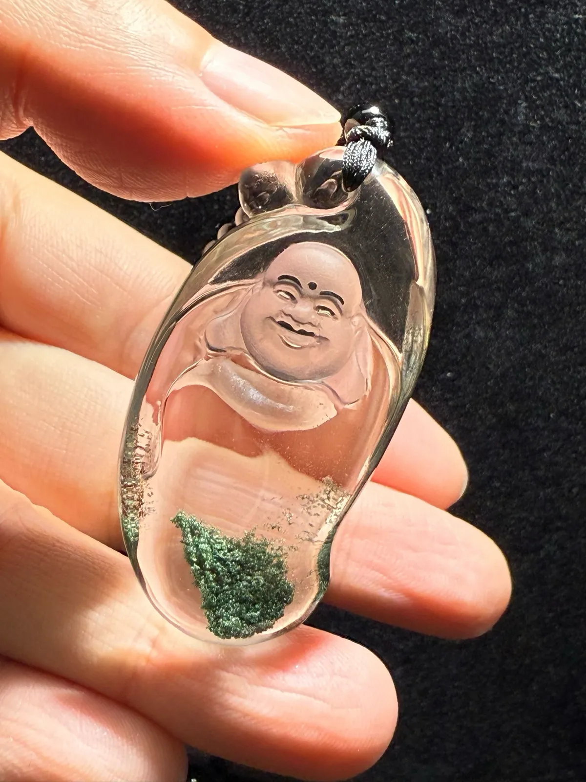 天然绝美绿幽灵弥勒佛吊坠，造型饱满圆润 晶体透彻 颜色绝美漂亮 水头足 佛祖保平安 佩戴非常漂亮显眼规格：48.8*24.5*14.5mm