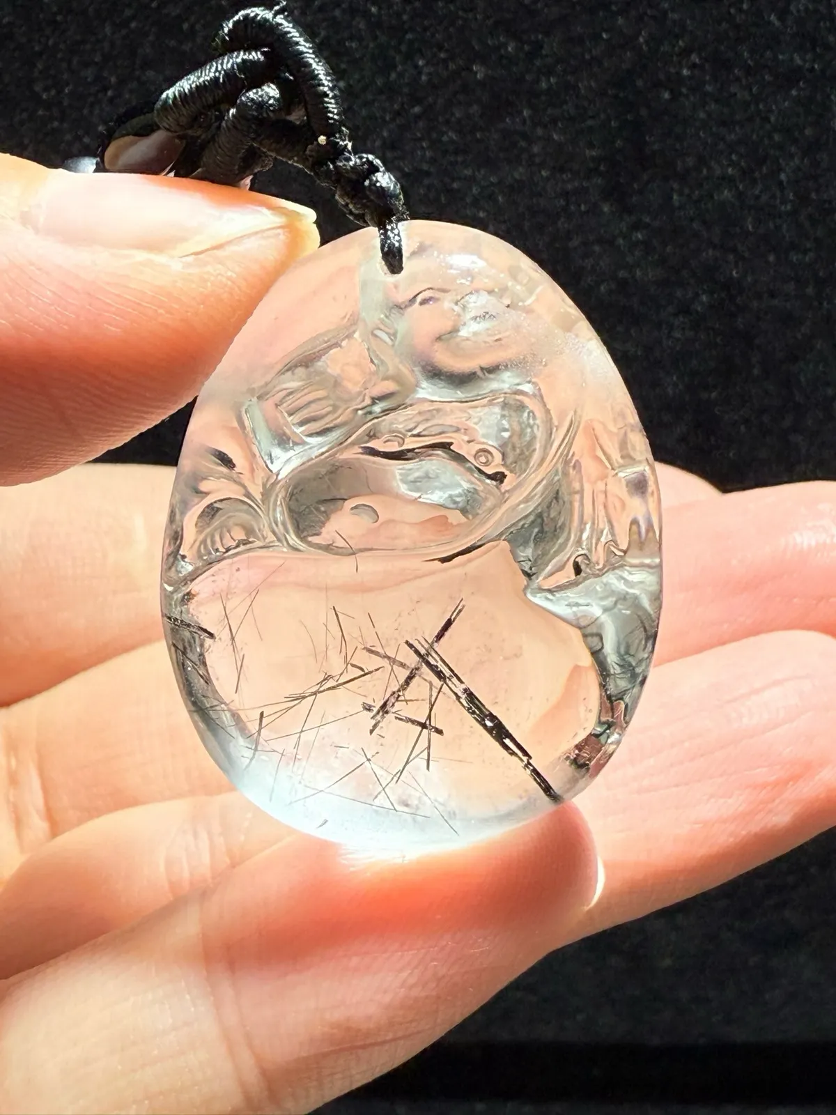天然黑发晶巧雕自在佛吊坠雕工精湛、奢华、晶体透彻佛保佑缘主一生平安幸福规格：34*27.1*16mm。
